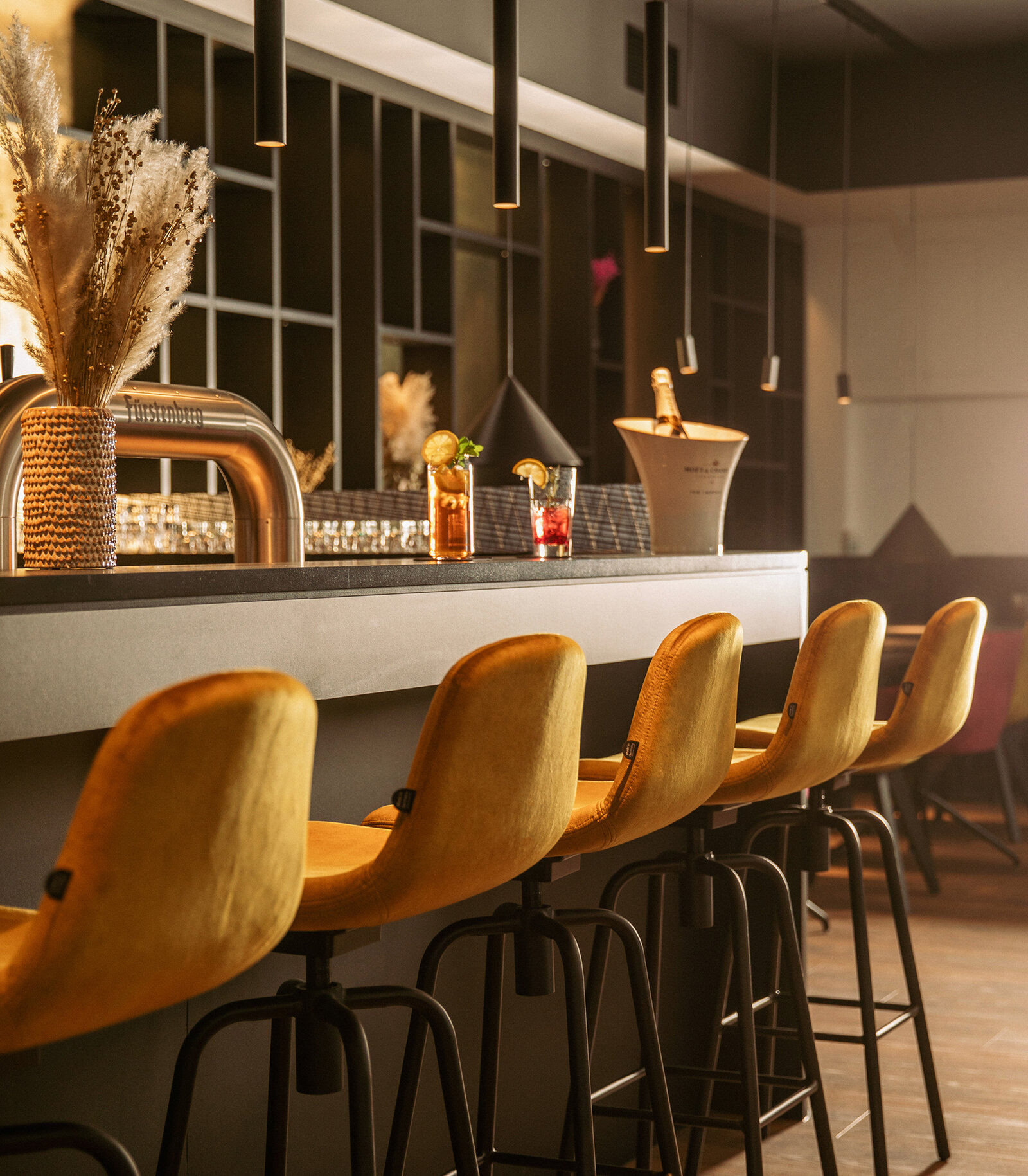 zieflekoch Sombea Restaurant Bar Theke Tresen Barstühle Rot Gold Samt Holz