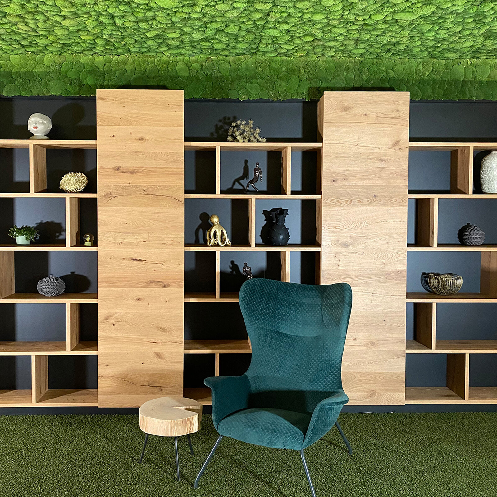 zieflekoch wirthshof resort hotel holz lobby salon lounge moos decke polster regal beistelltisch sessel