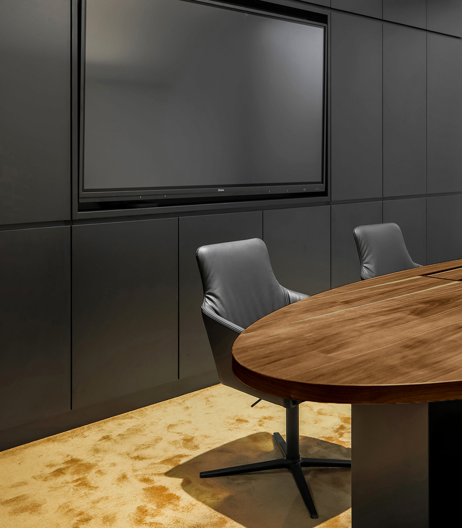 zieflekoch Objekteinrichtung Büro Exklusivbau Gruppe Konferenzraum Meetingraum Stühle Tisch Holz