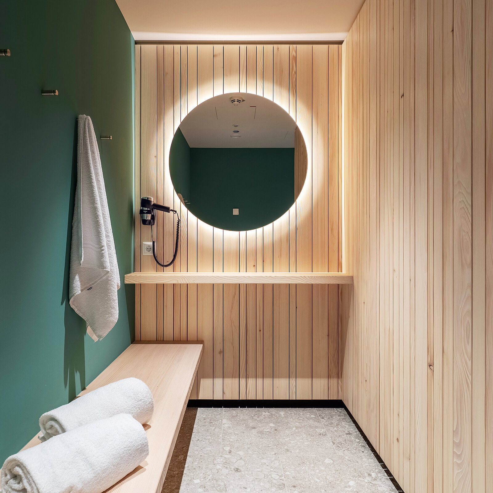 zieflekoch Hofgut Farny Wellnessbereich Wellness Holz Umkleide Spiegel Holzwand