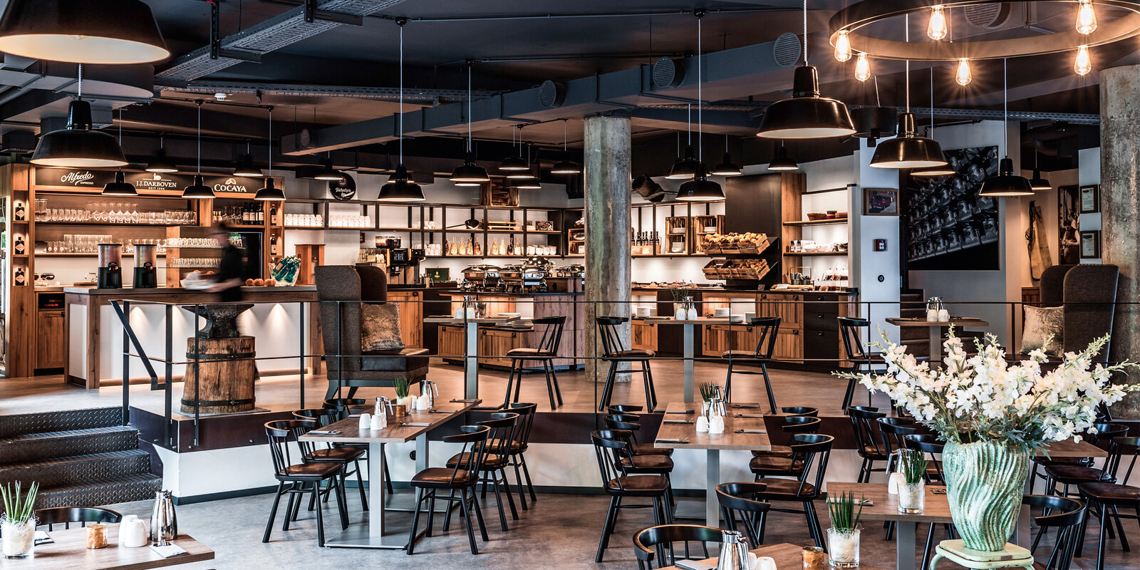 zieflekoch Zur Gießerei Restaurant Gastraum Essen Buffet Stühle Tische Holz Metall Industrie