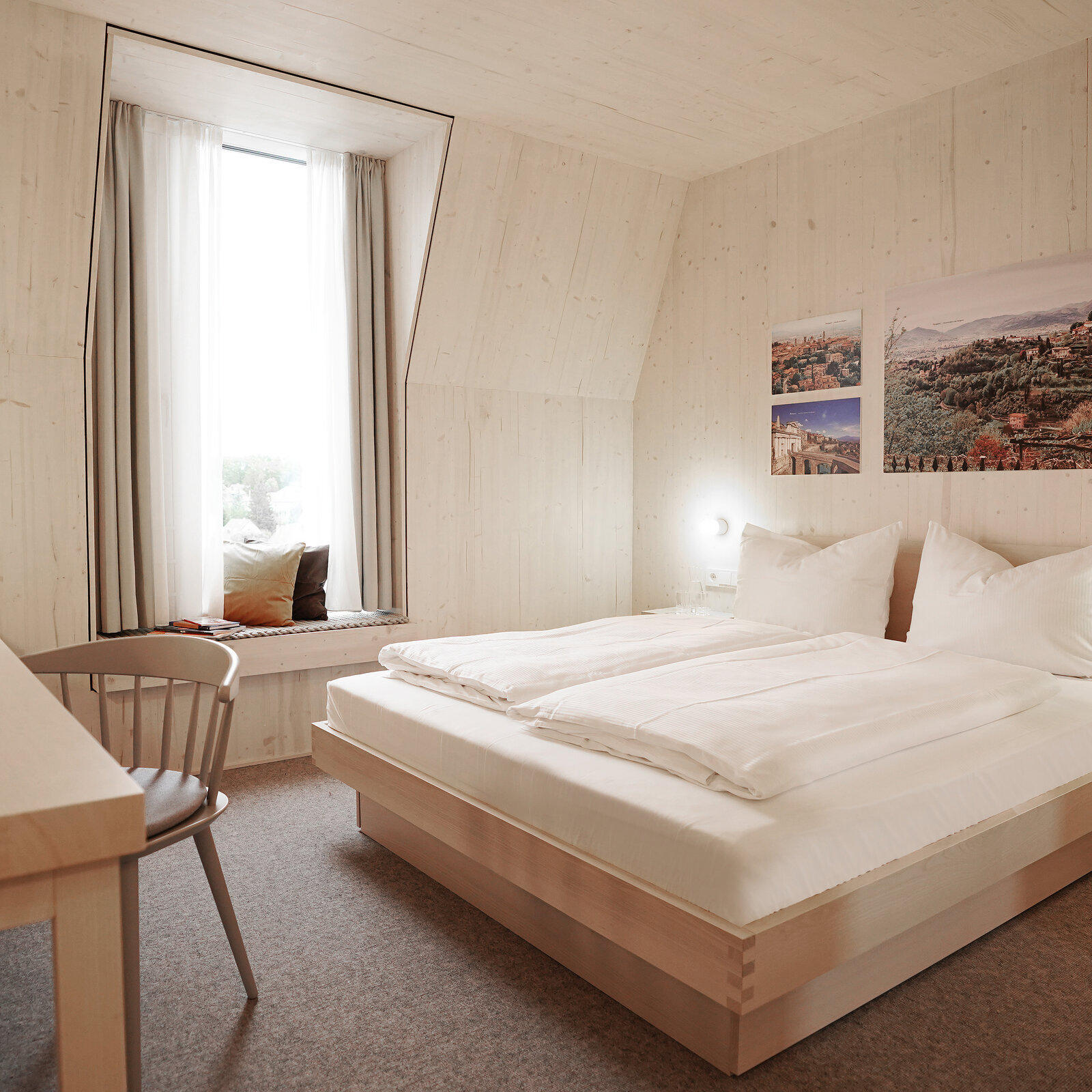 zieflekoch bergamo doppelbett bett holz zimmer schreibtisch vorhang kissen stuhl fenster