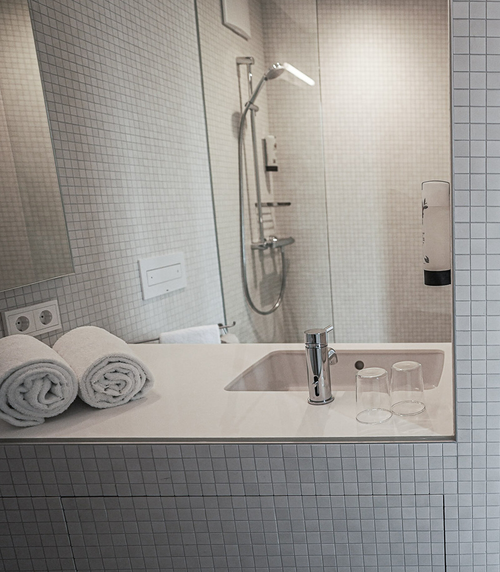 zieflekoch bergamo bad waschbecken handtuch dusche mosaikfliesen spiegel glaswand