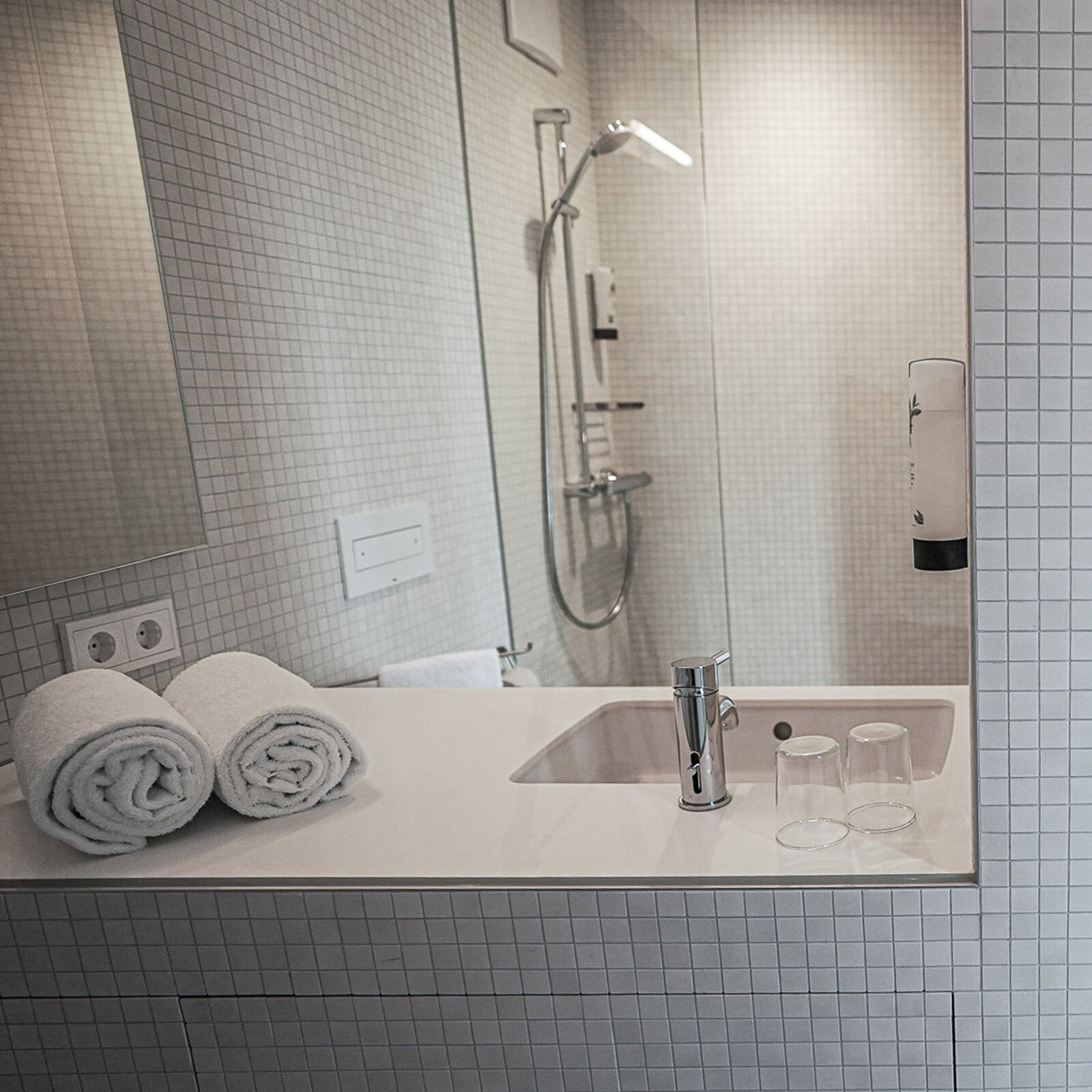 zieflekoch bergamo bad waschbecken handtuch dusche mosaikfliesen spiegel glaswand