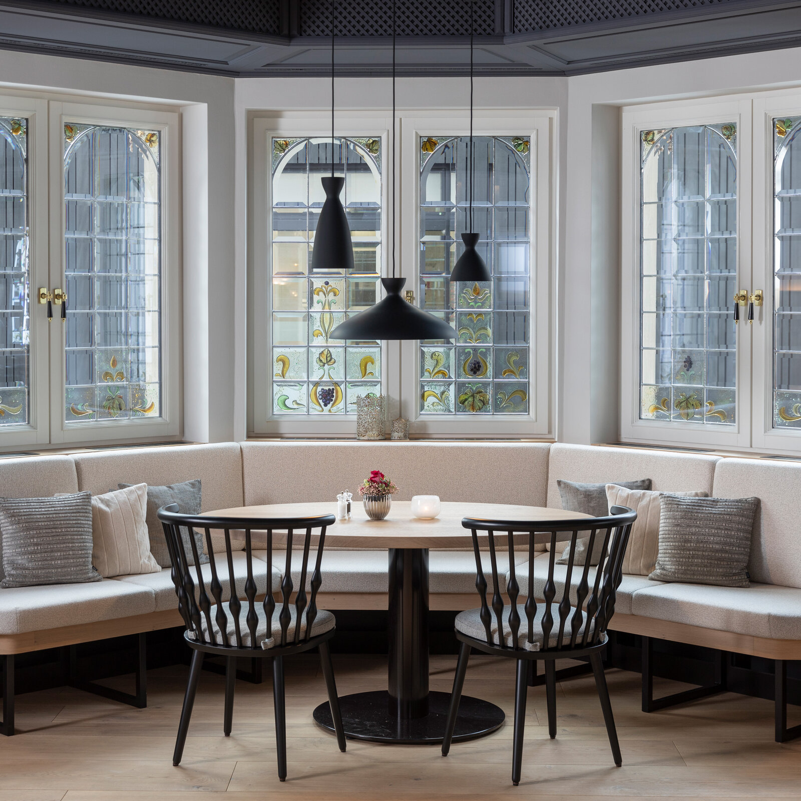 zieflekoch Engel Obertal Restaurant Glasmacherstube Fenster Sitzecke Sitzbank Stühle Tisch Holz