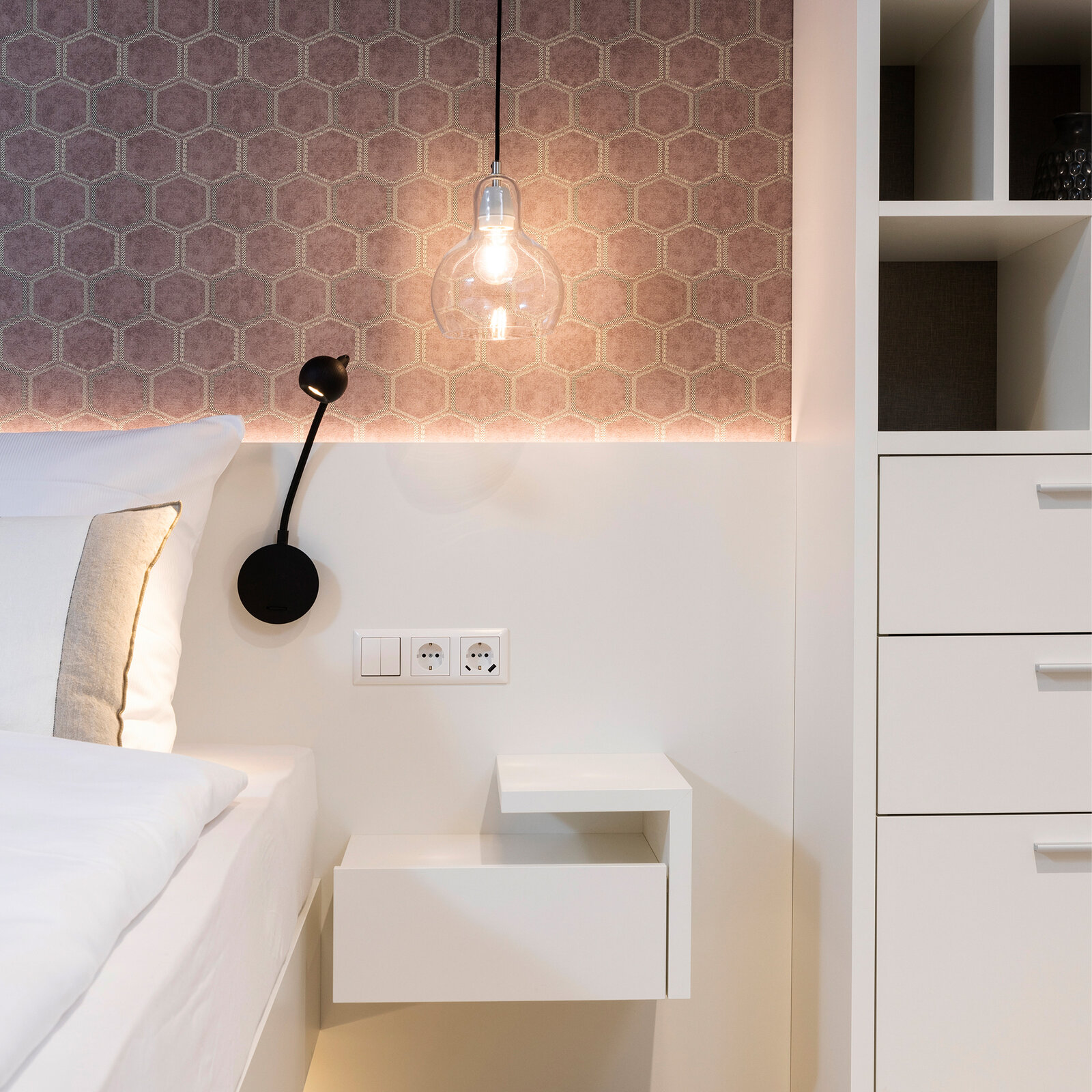 zieflekoch Musterzimmer Zwin Nachttisch Konsole Schlafzimmer Bett Doppelbett Schrank Tapete Regal Holz Grau Rosa Weiß