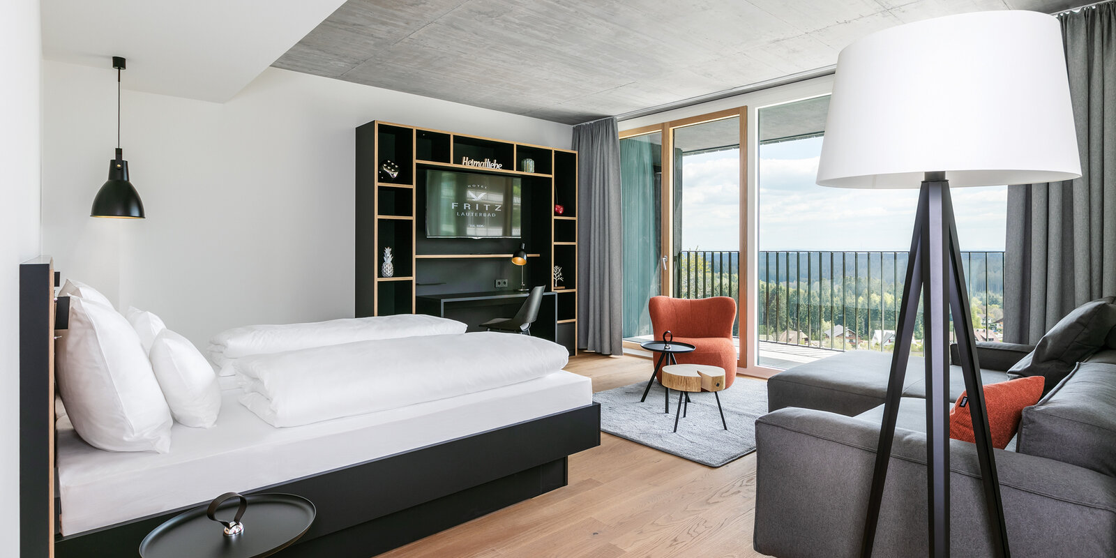 zieflekoch Hotel Fritz Lauterbad Zimmer Schlafzimmer Bett Doppelbett Couch Sofa Balkon Holz Beton Industrie