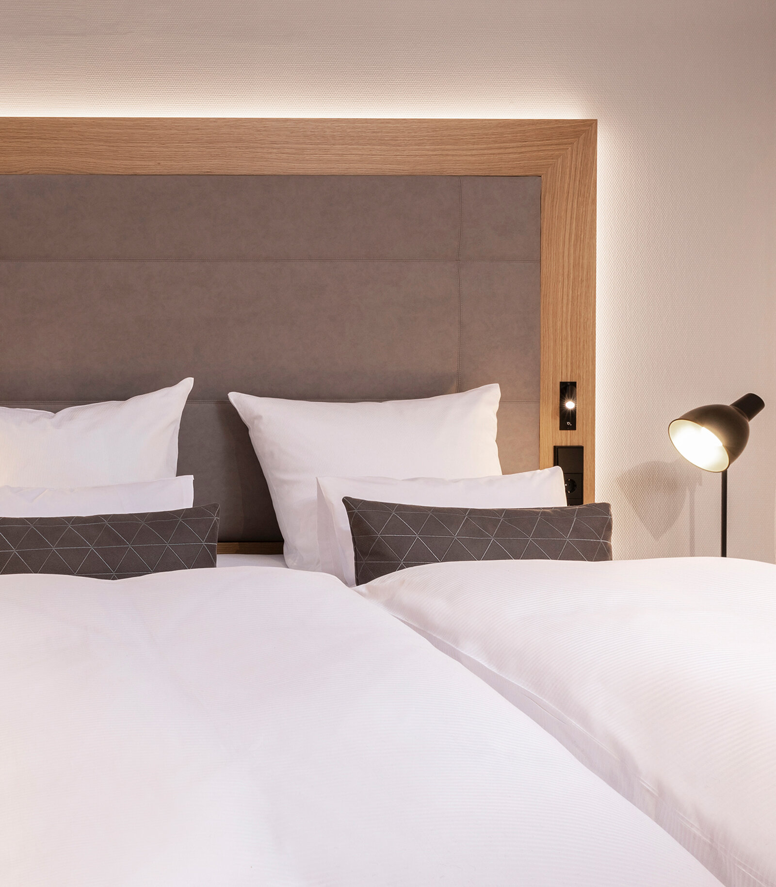 zieflekoch musterzimmer ziloft zimmer holz bett doppelbett nachttischlampe indirekte beleuchtung