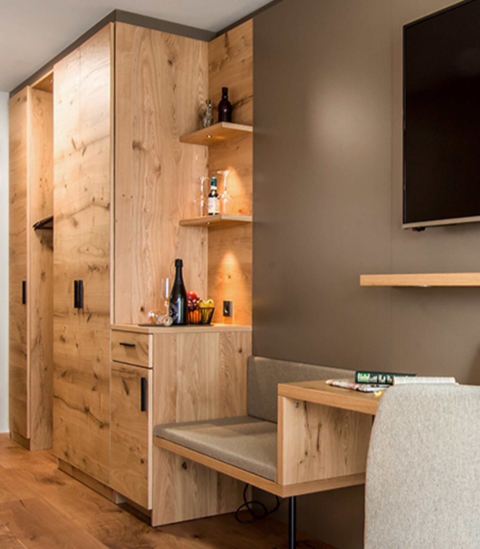 zieflekoch wirthshof zimmer holz schreibtisch garderobe tv sitzbank schrank regal