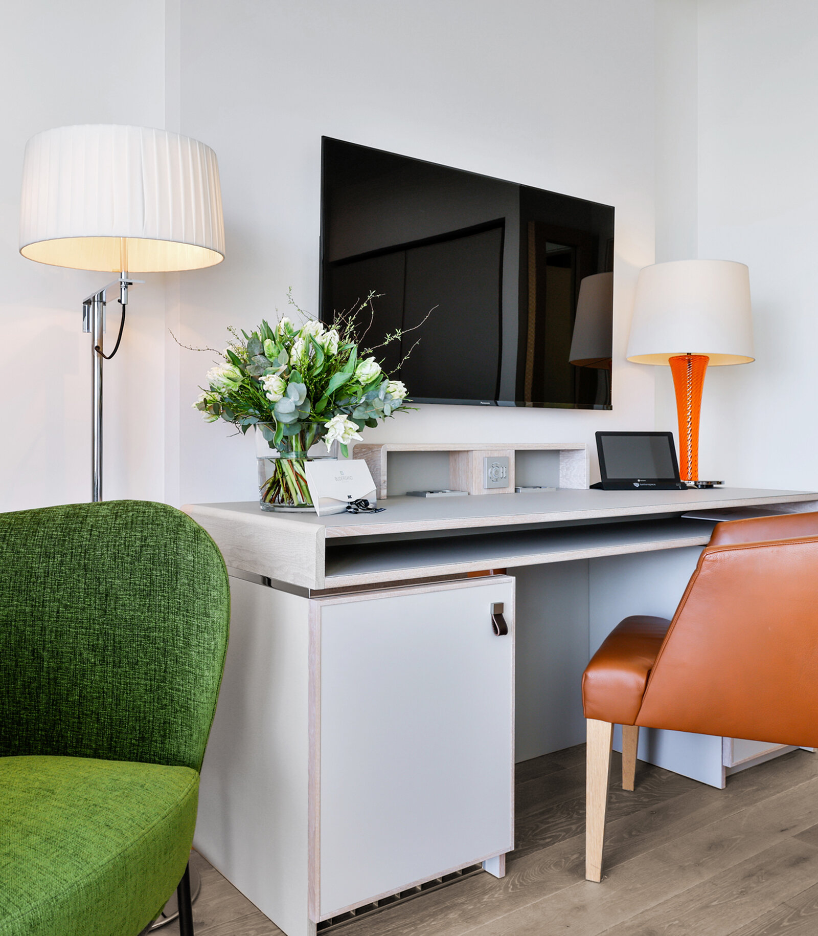 zieflekoch Budersand Sylt Schreibtisch Stuhl Sessel Lampe Holz Zimmer