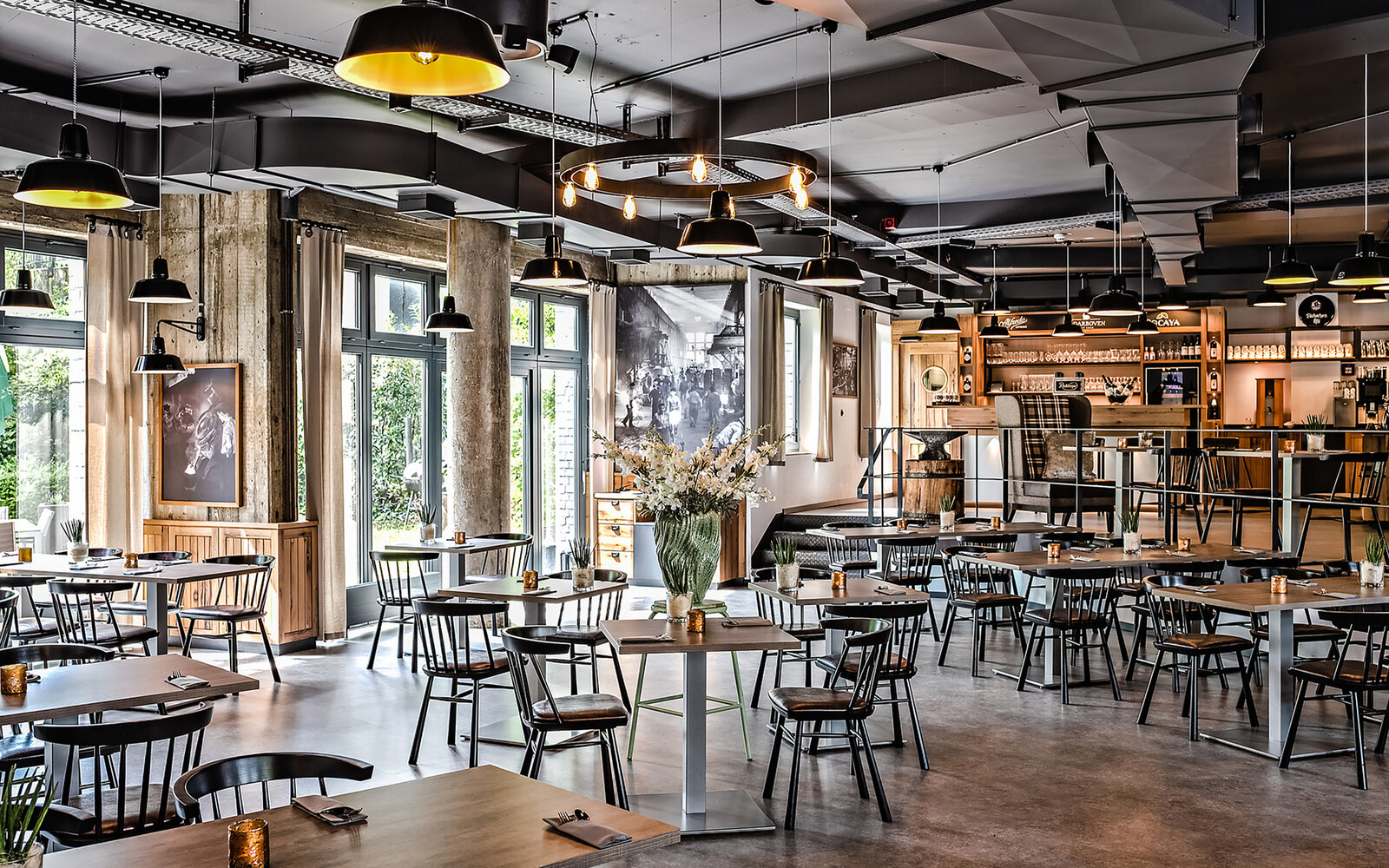 zieflekoch Zur Gießerei Restaurant Gastraum Essen Buffet Stühle Tische Holz Metall Industrie