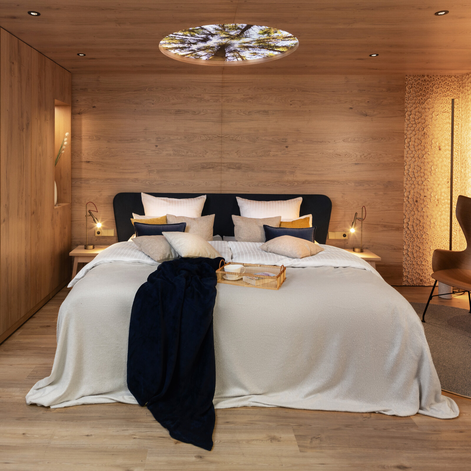 zieflekoch Musterzimmer Chalet Suite Bett Nachttisch Holz Schlafzimmer Holzwände Holzdecke