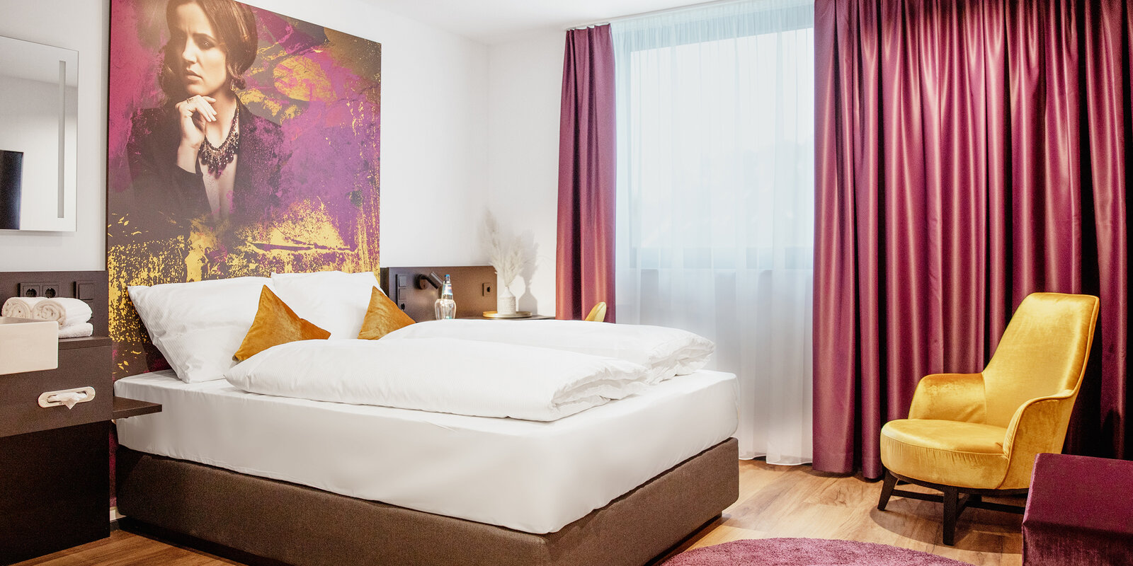 zieflekoch Sombea Doppelbett Bett Zimmer Doppelzimmer Sessel Gold Holz