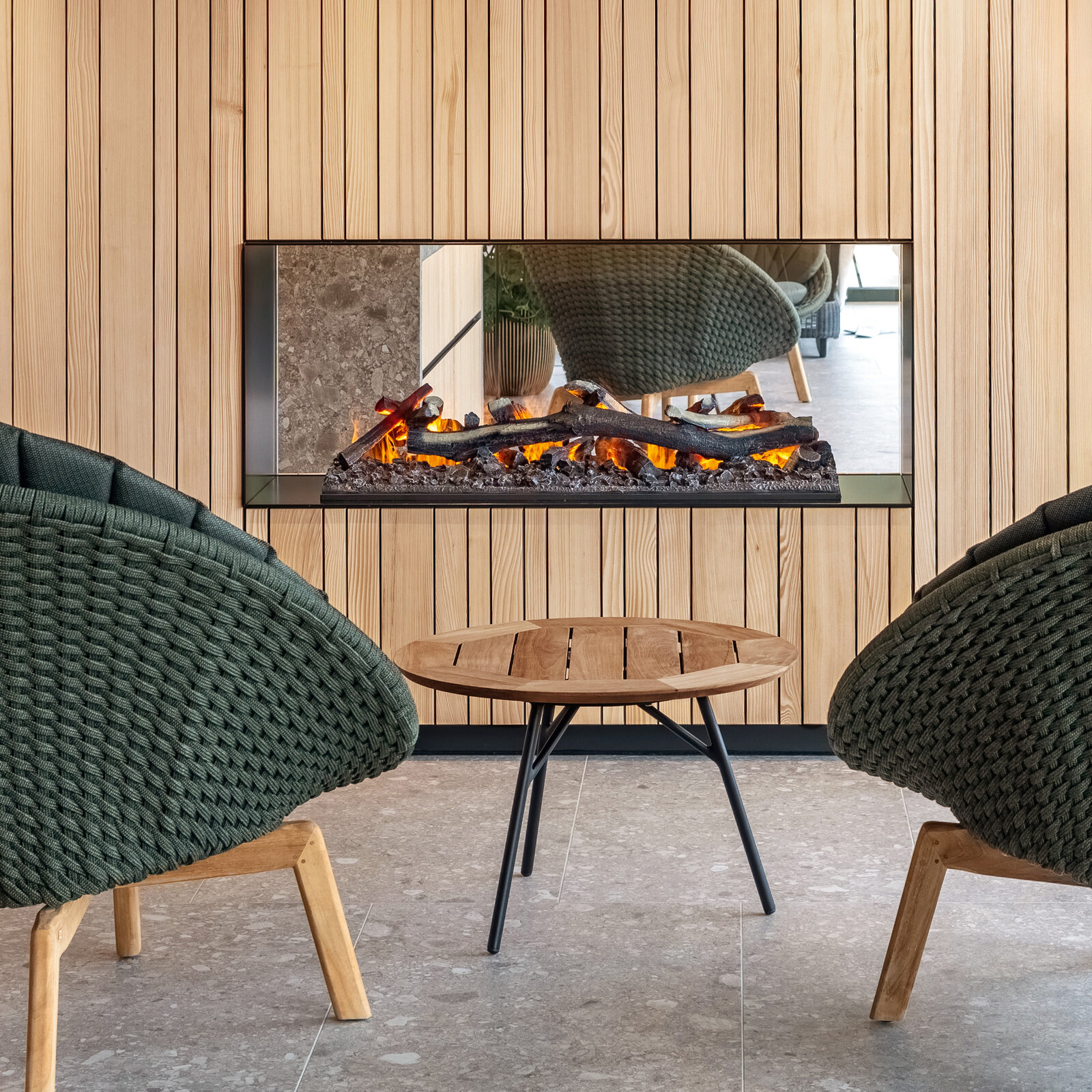 zieflekoch Hofgut Farny Wellnessbereich Wellness Kamin Sitzecke Ruheraum Holz Sessel