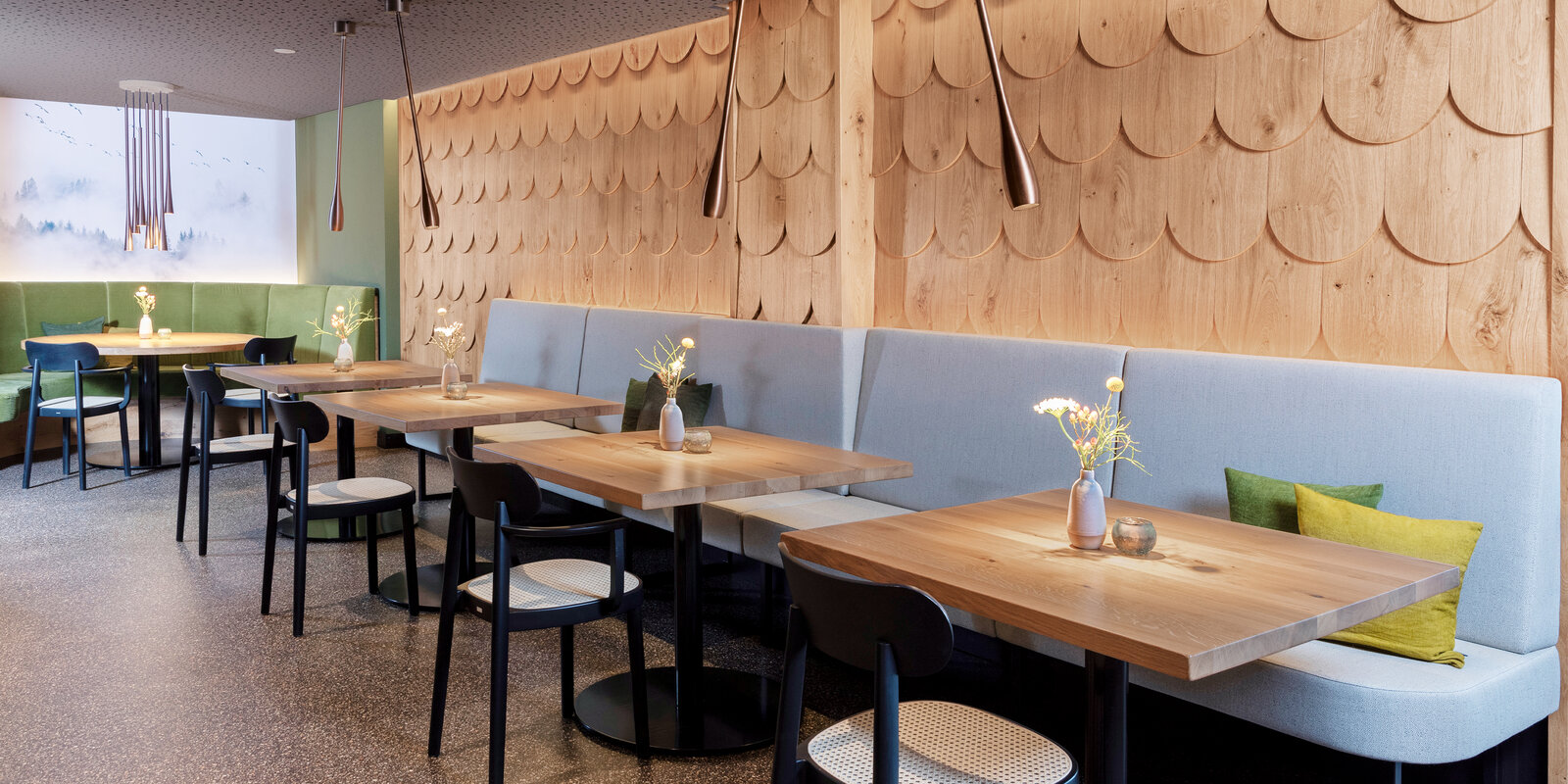 zieflekoch Engel Obertal Restaurant Destille Holzwand Tische Bänke