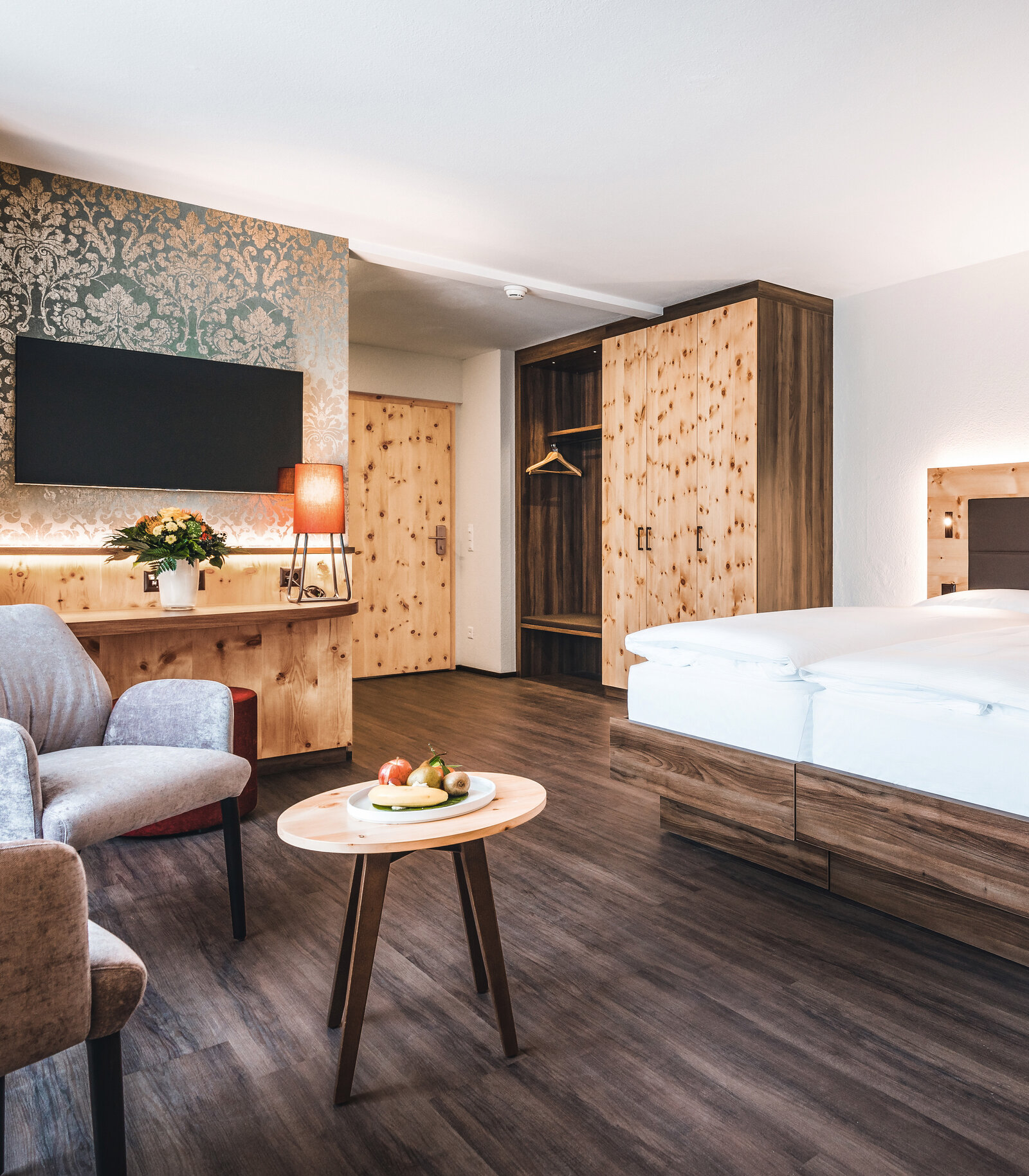 zieflekoch Laudinella Schlafzimmer Zimmer Bett Sessel Schreibtisch Schrank Regal Holz