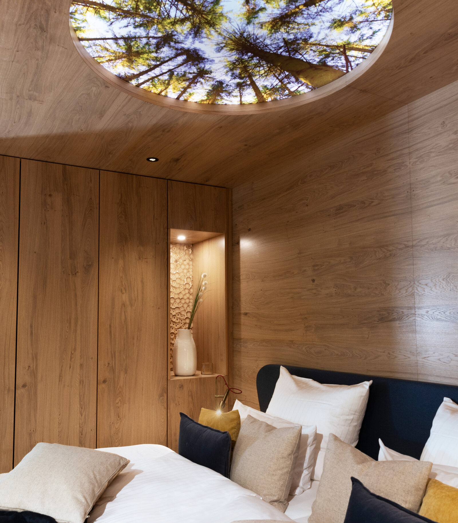 zieflekoch Musterzimmer Chalet Suite Bett Schrank Holz Schlafzimmer Holzwände Holzdecke Baumwipfel
