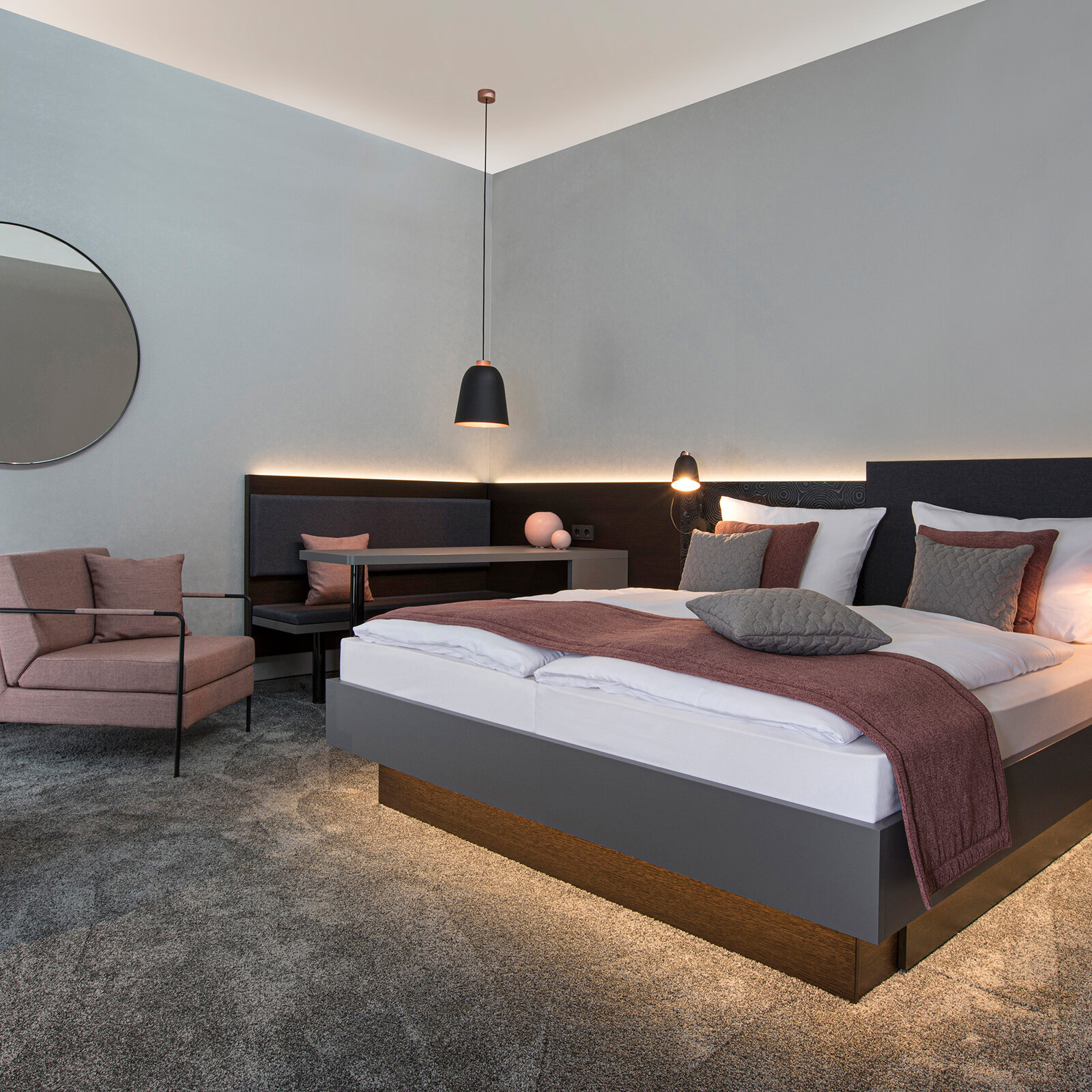 zieflekoch musterzimmer zametry zimmer bett doppelbett sessel spiegel holz lampe sitzecke indirekte beleuchtung