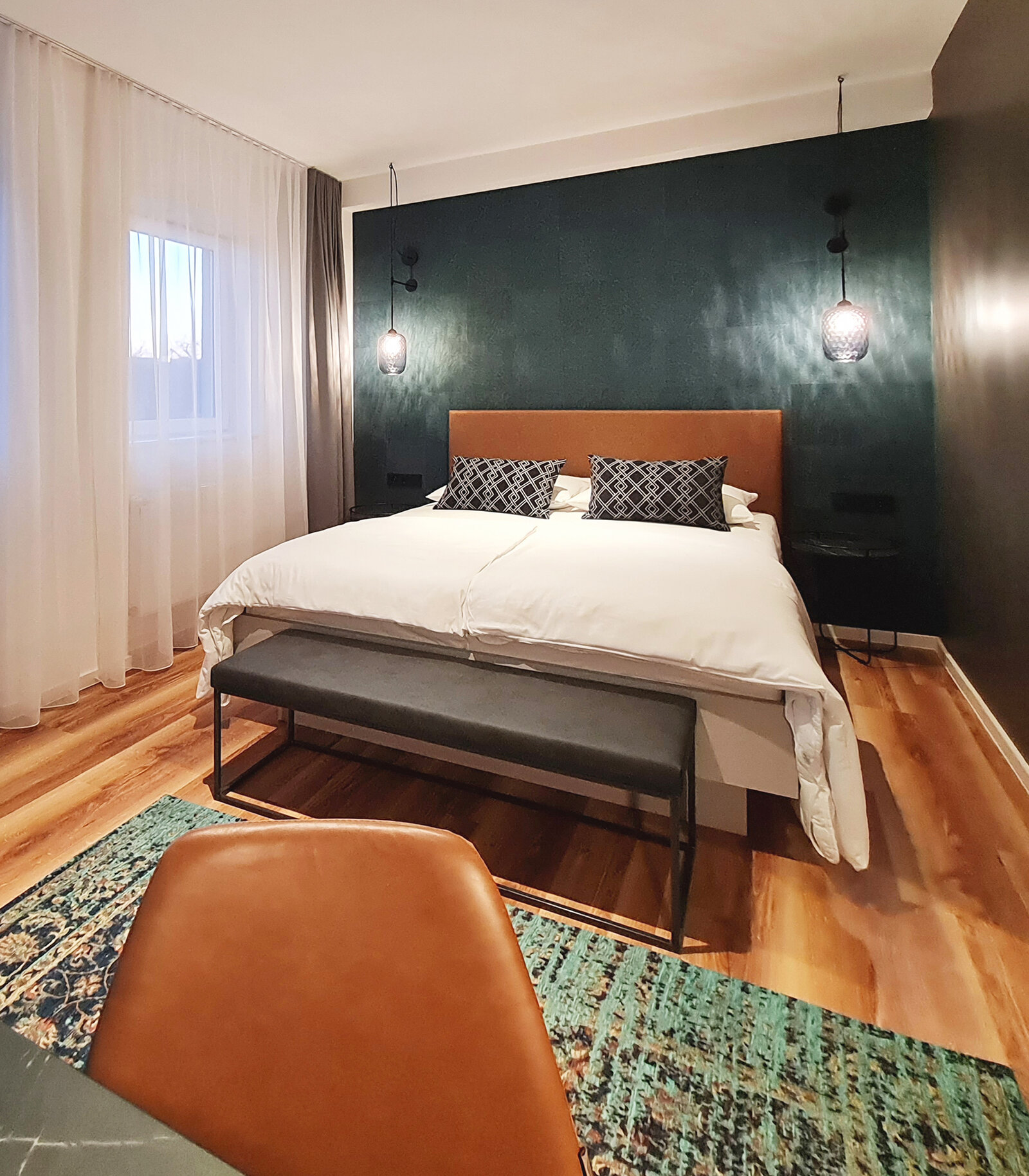 zieflekoch hotel studierendenhotel zimmer bett vorhang fenster holz teppich Lampe