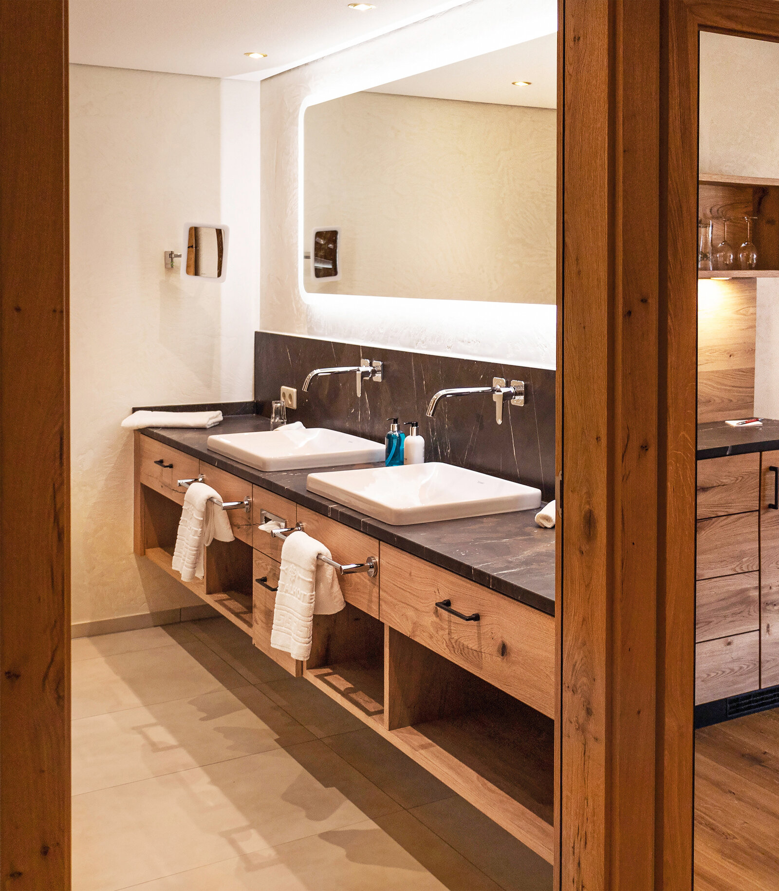 zieflekoch Elztalhotel Bad Badezimmer Waschbecken Holz Stein