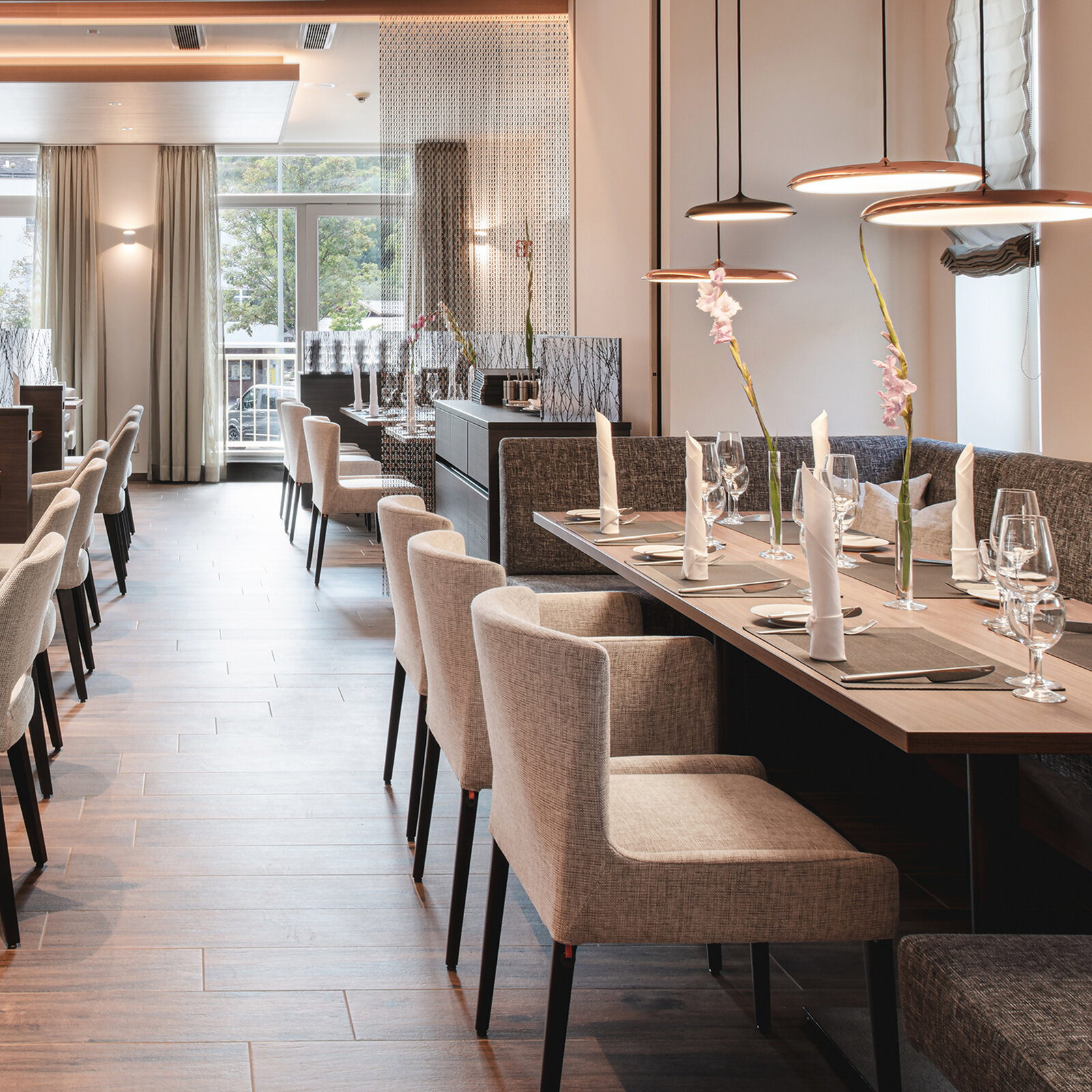 zieflekoch fuerstenhof hotel restaurant tisch stuhl tische stuehle pendelleuchte trennwand stoffservietten fesnter