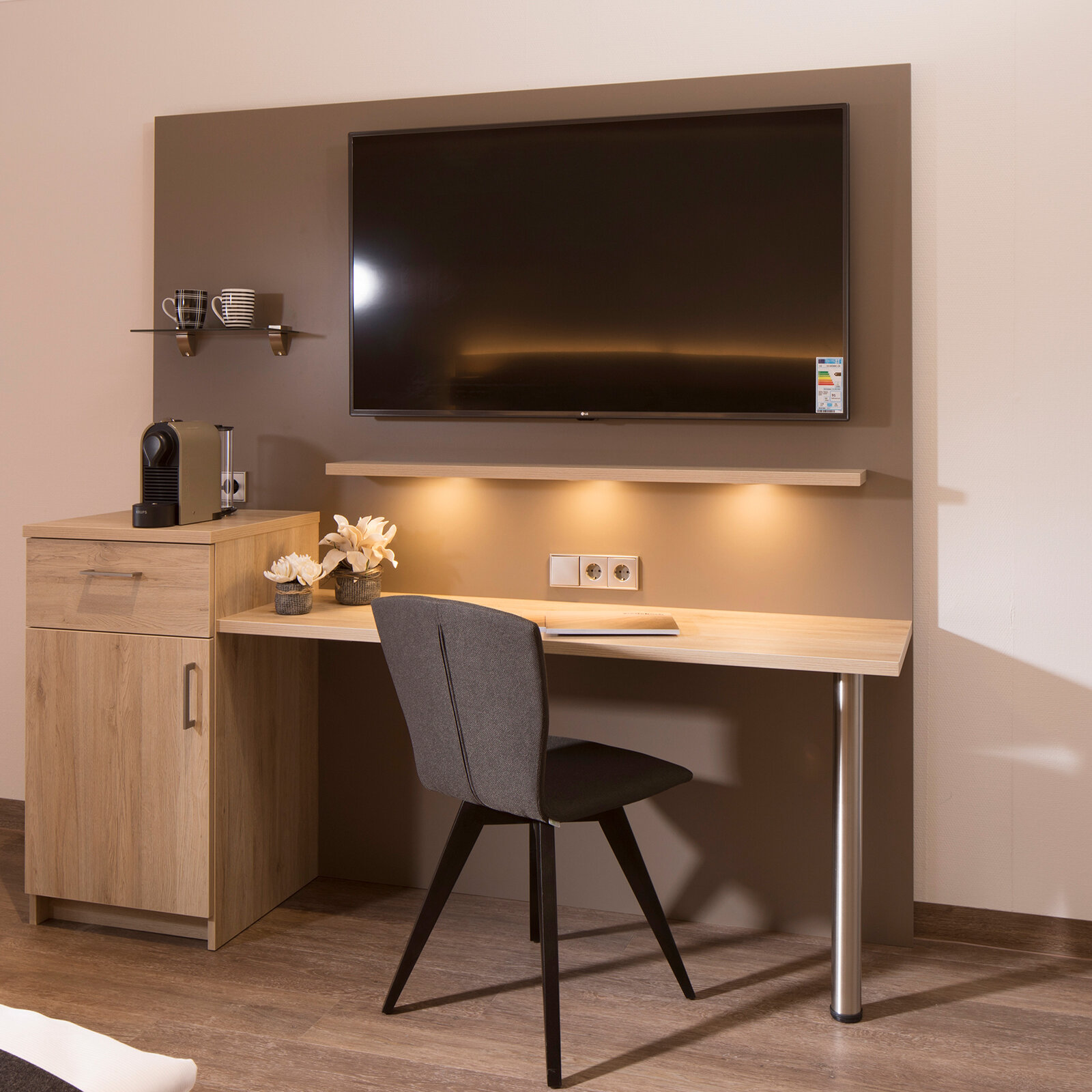 zieflekoch musterzimmer zaris holz indirekte beleuchtung schreibtisch tv ablage stuhl