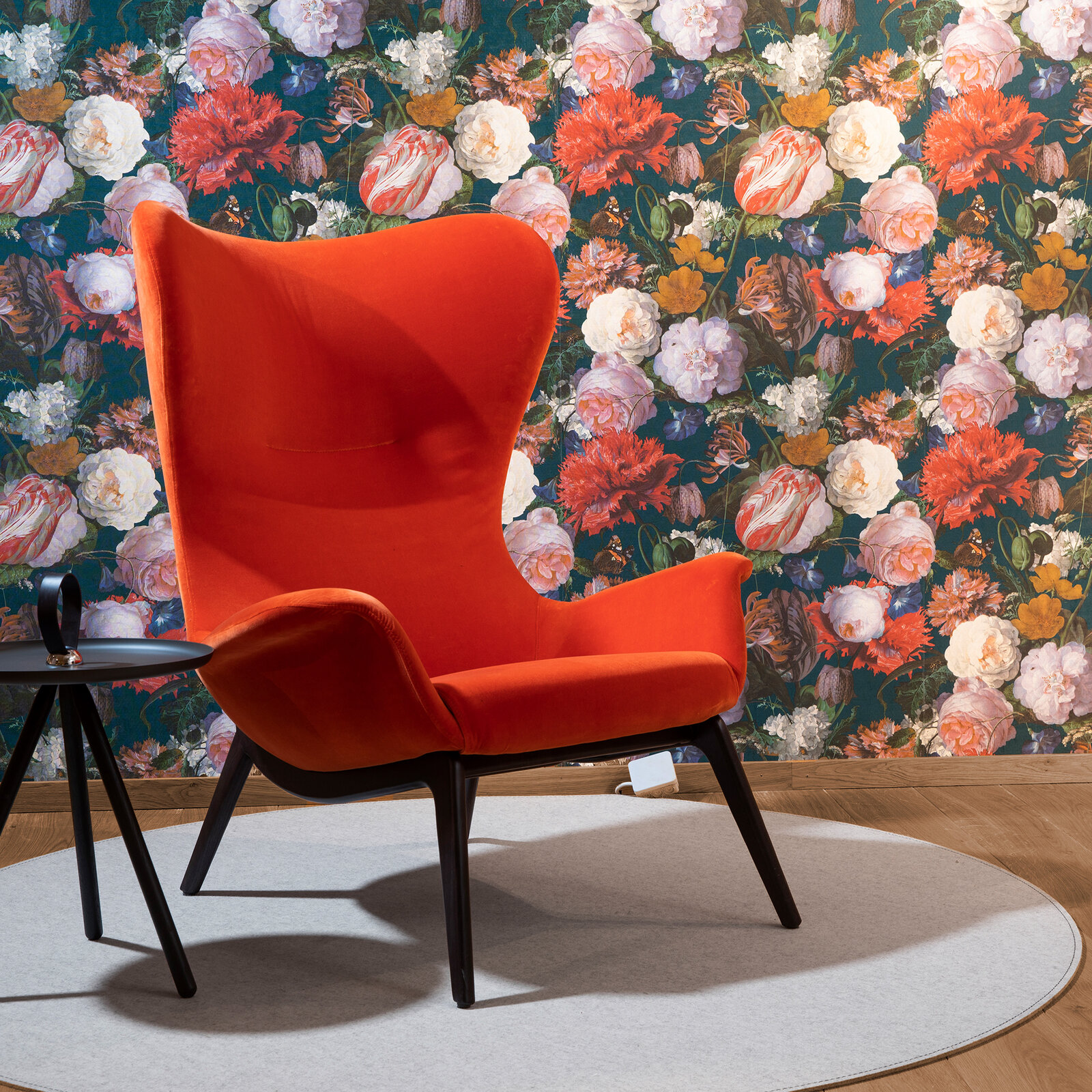 zieflekoch musterzimmer ziloft zimmer holz sessel tapete blumenmuster beistelltisch teppich