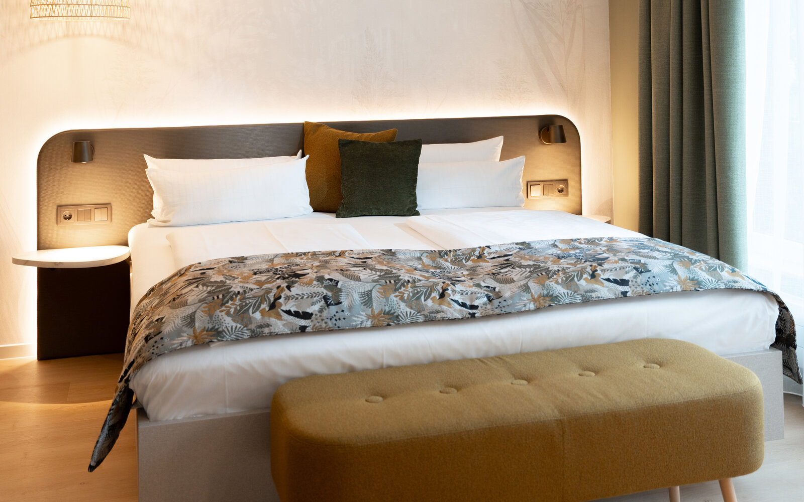 Designerdoppelbett mit indirekter Beleuchtung