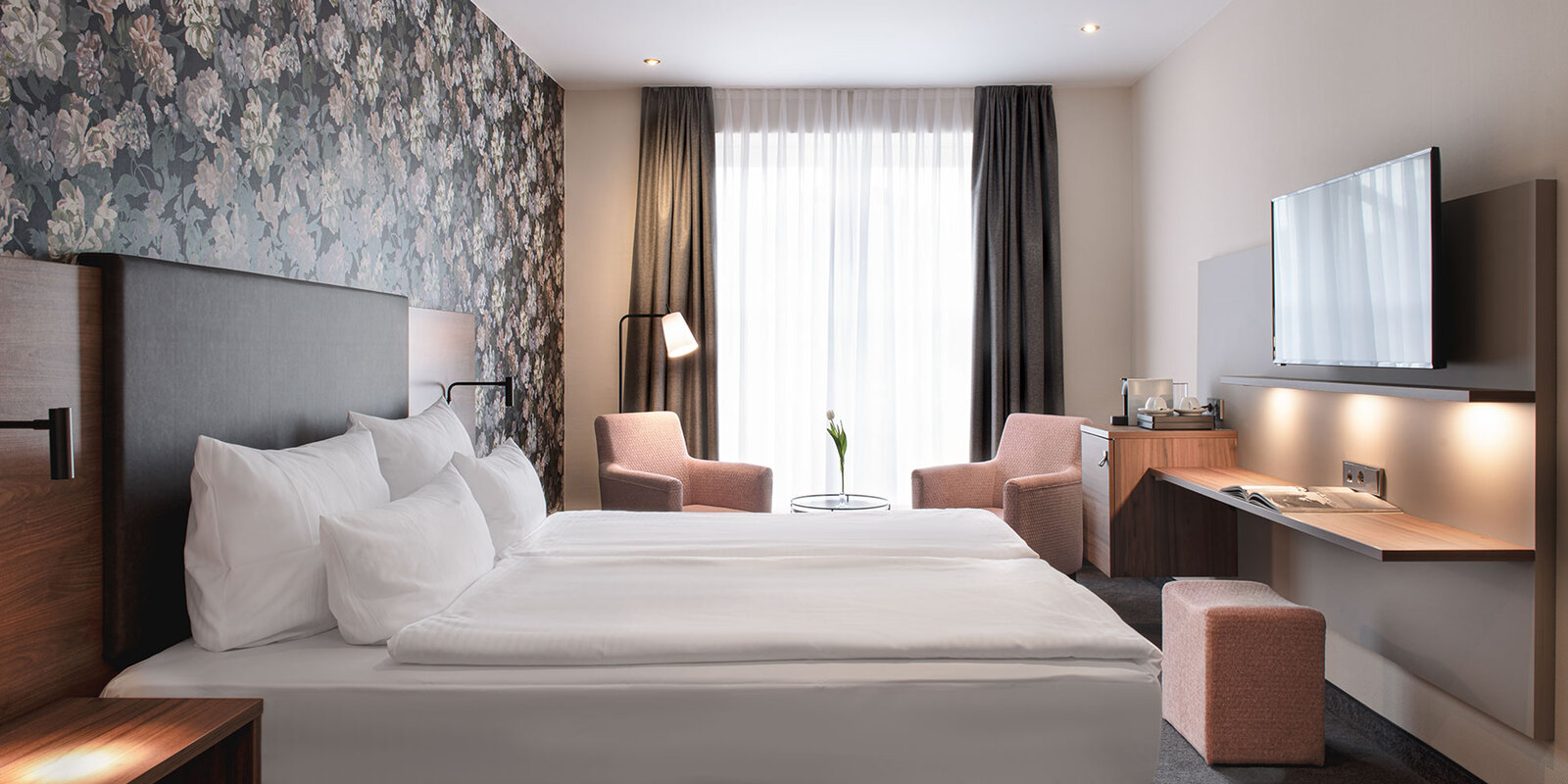 zieflekoch fuerstenhof hotel zimmer bett doppelbett schreibtisch tv hocker sessel beistelltisch stehlampe fenster tapete vorhang
