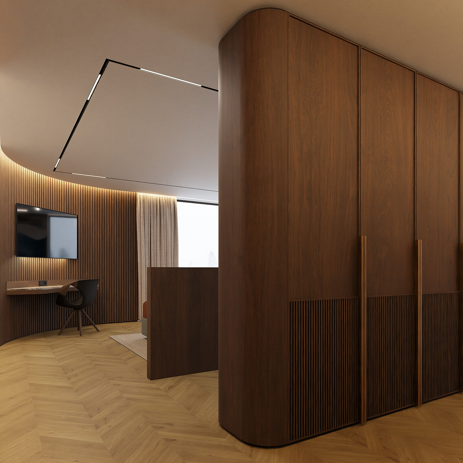 Ein moderner Raum mit warmen Holztönen. Auf der linken Seite befindet sich ein Schreibtisch mit einem Fernseher darüber. Gegenüber steht eine raumhohe, geschlossene Wand mit vertikalen Linien. Ein großes Fenster lässt natürliches Licht herein und es gibt einen Holzfußboden.