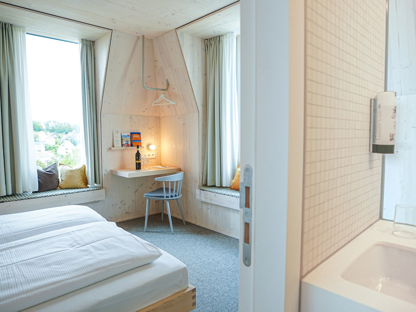 zieflekoch bergamo doppelbett bett holz zimmer schreibtisch vorhang kissen stuhl fenster bad waschbecken