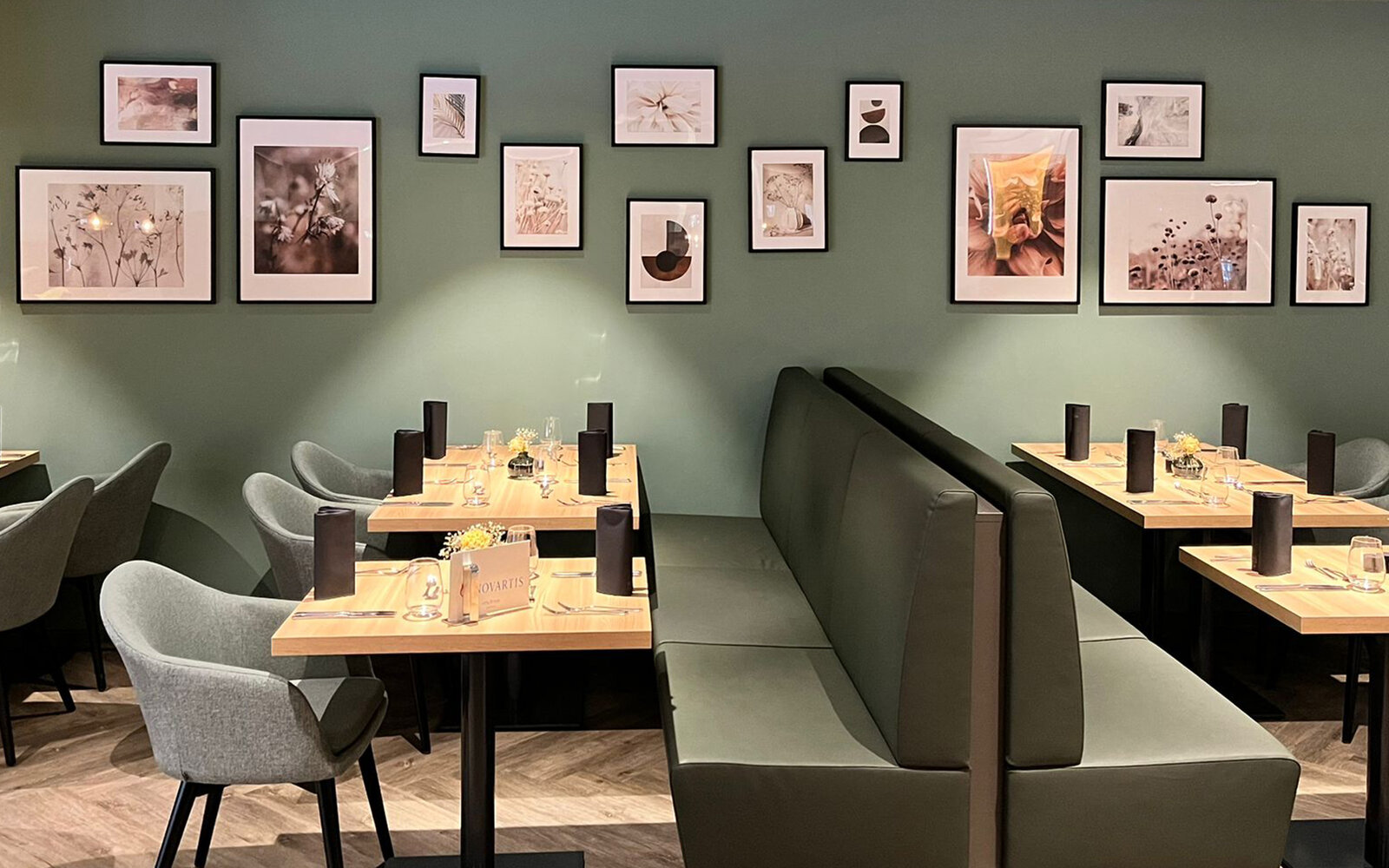 zieflekoch hotel fulda mitte graue dekorflaechen holzflaechen kastanie goldfarben schallschutzoberflaechen wabenform gruentoene wandbilder sessel hocker tische polsterbaenke restaurant bar lounge marmoroptik