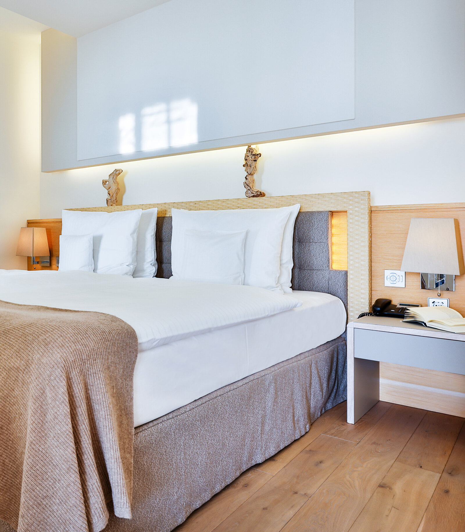 zieflekoch Budersand Sylt Doppelbett Bett Holz Treibholz Schlafzimmer Beistelltisch