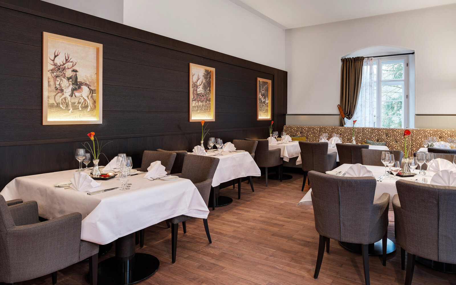 zieflekoch Jagdschloss Kranichstein Restaurant Gastraum Holzwand Sessel Holz