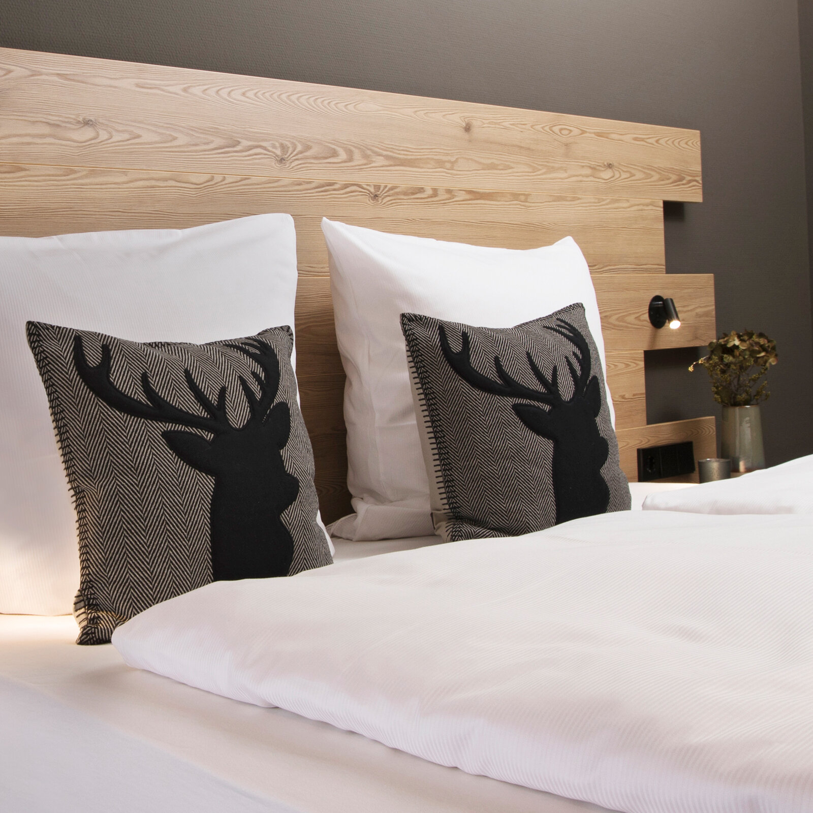 zieflekoch musterzimmer zadoro zimmer holz bett doppelbett grau hirsch bettlampe