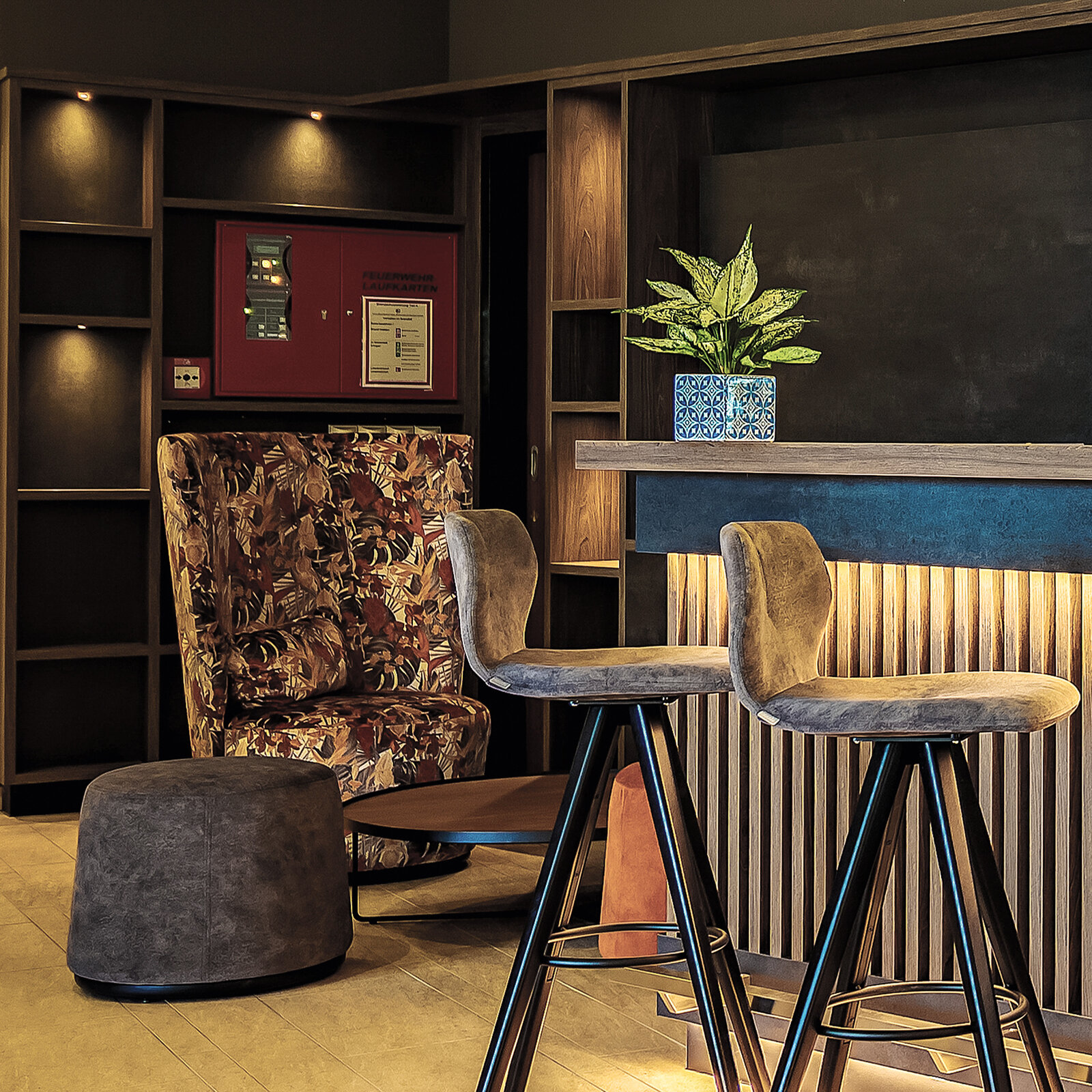 Zieflekoch Hotel Lagovida Ferienresort Rezeption Bar Lobby Raumteiler Lamellenverkleidung Edelstahloptik Regalwand Barhocker Polsterstuhl Sockelbeleuchtung