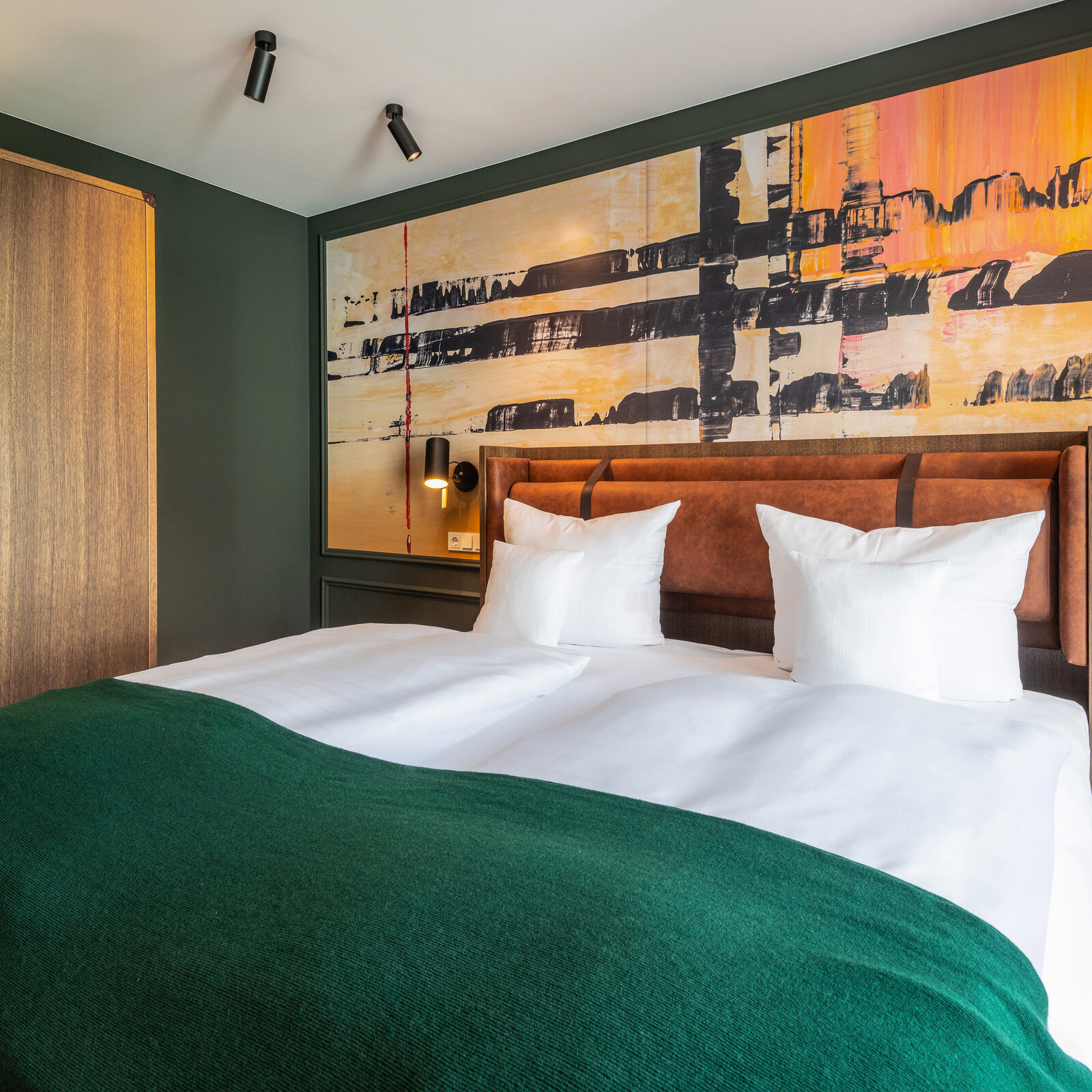 zieflekoch Palais Kayser Zimmer Schlafzimmer Bett Holzbett Schrank Holzschrank Wandmalerei Holz