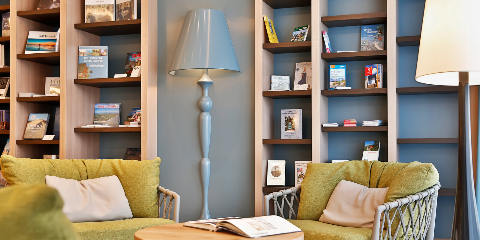 zieflekoch Wellnessresort Upstalsboom Wyk auf Föhr Leseecke Bibliothek Lobby Sofa Sessel Holz