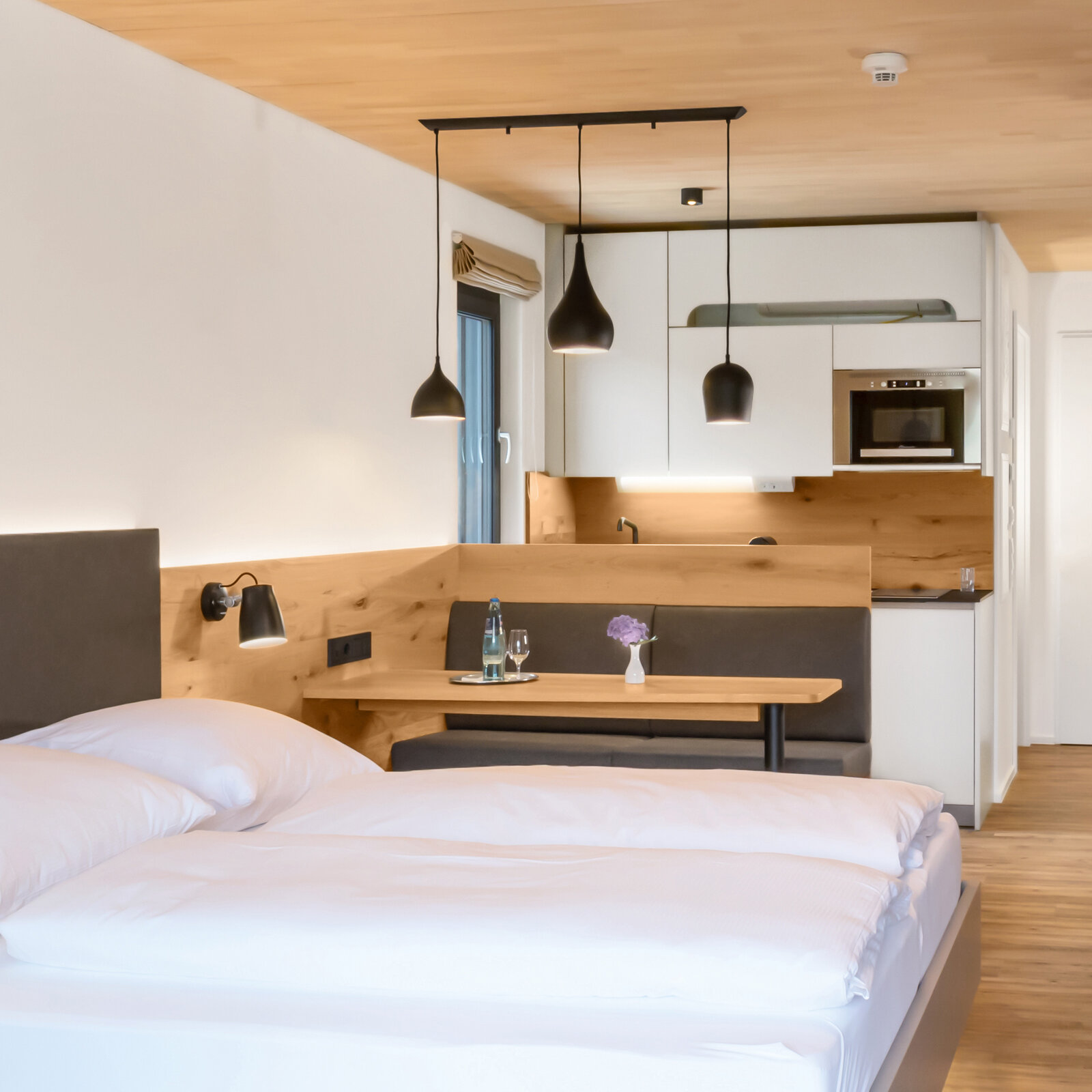 zieflekoch Goldener Adler Zimmer Wohnraum Bett Küche Schrank Esstisch