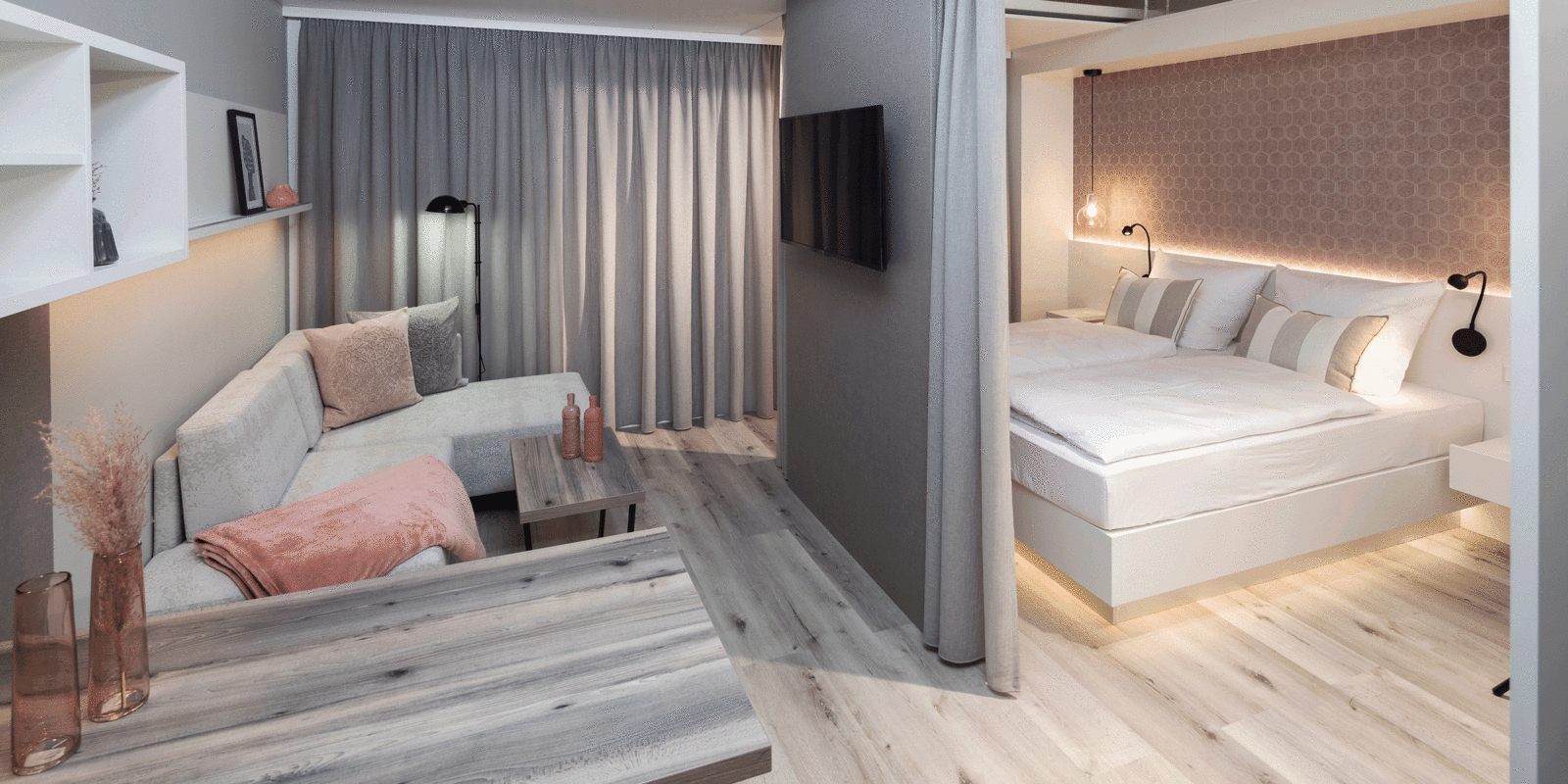 zieflekoch Musterzimmer Zwin Raumtrenner Vorhang Schlafzimmer Wohnzimmer Wohnbereich Couch Sofa Esstisch Bett Doppelbett Tapete Regal Holz Grau Rosa