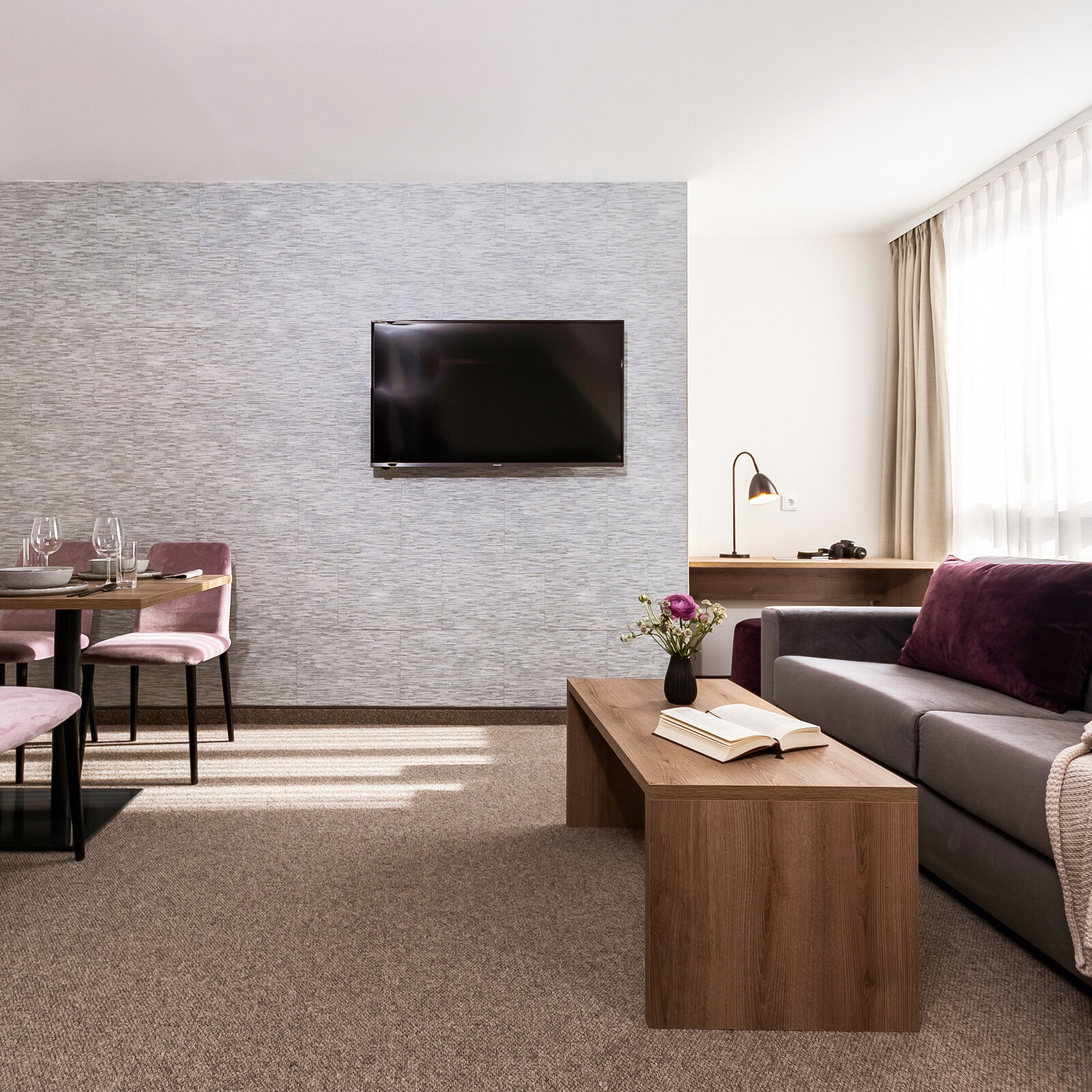 zieflekoch maakt Wohnzimmer Apartment Zimmer Sofa Holz Tische Stühle
