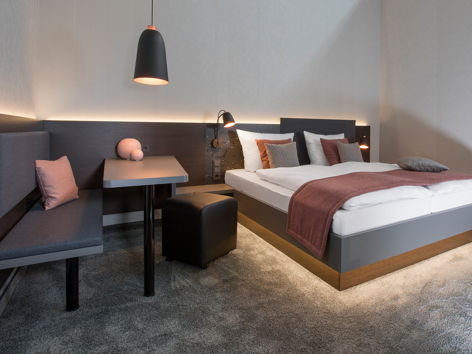 zieflekoch musterzimmer zametry zimmer bett doppelbett holz lampe sitzecke indirekte beleuchtung
