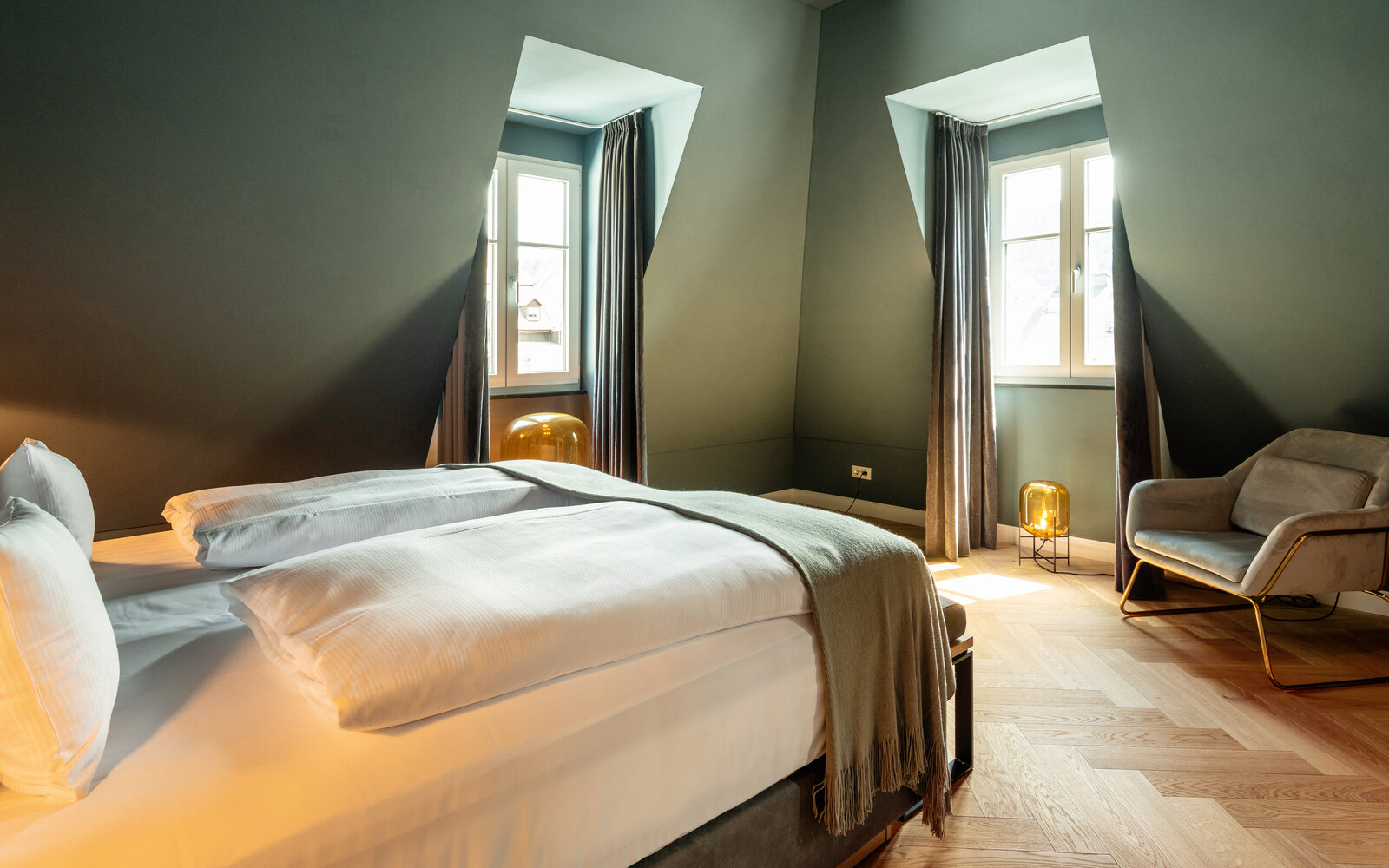 zieflekoch Palais Kayser Zimmer Schlafzimmer Bett Sessel Samt Holz