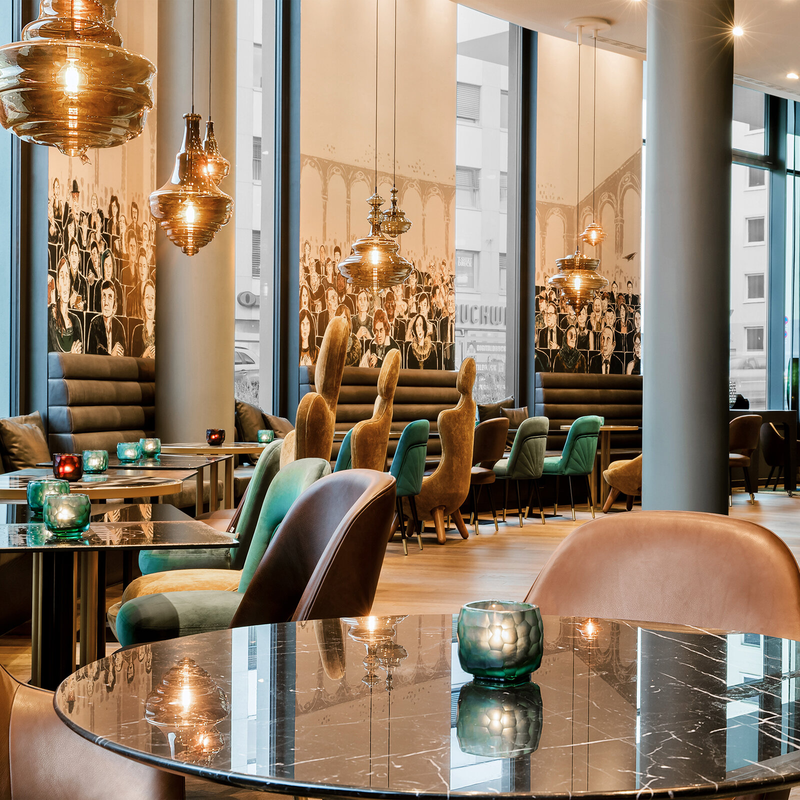 zieflekoch Motel One Bonn Gastraum Restaurant Tische Stühle Sessel Wandgemälde Leder Samt Marmor Holz