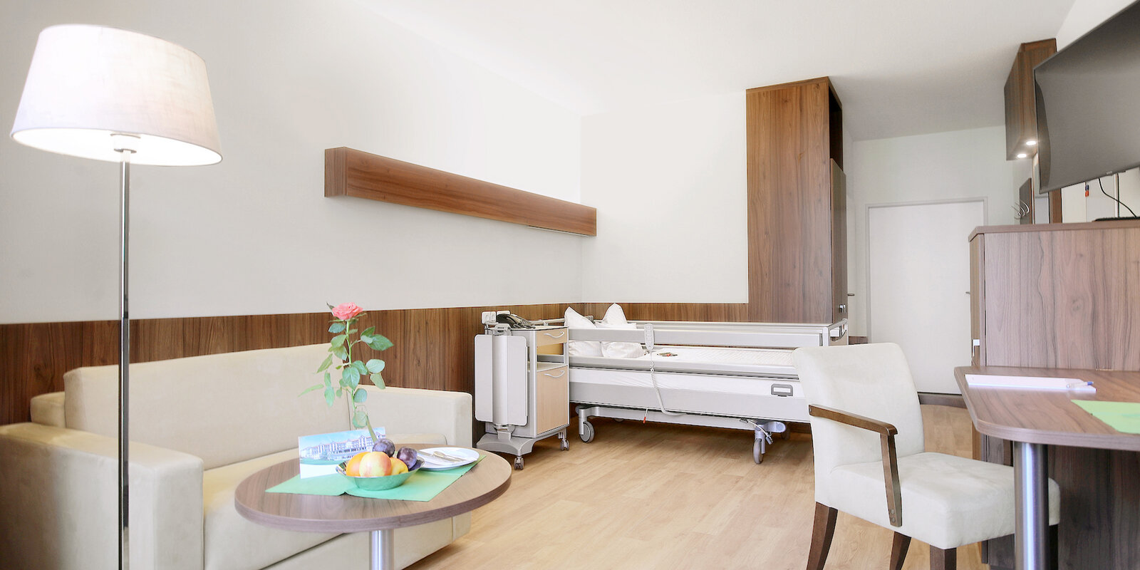 zieflekoch Fachklinik Ichenhausen Zimmer Bett Schrank Sofa Tisch Holz