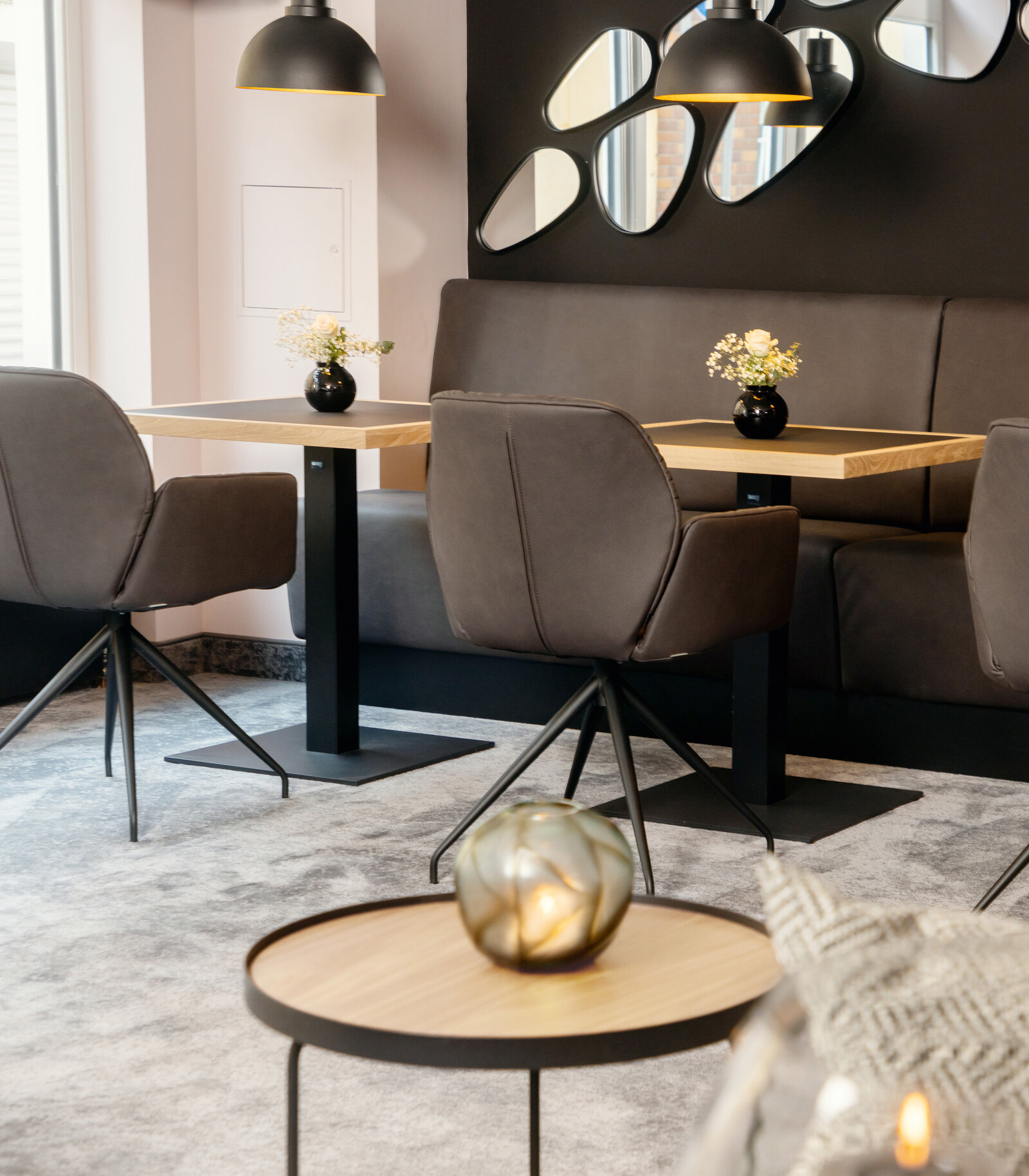 zieflekoch maakt Frühstücksraum Frühstück Holz Tische Spiegel Stühle Sitzbank
