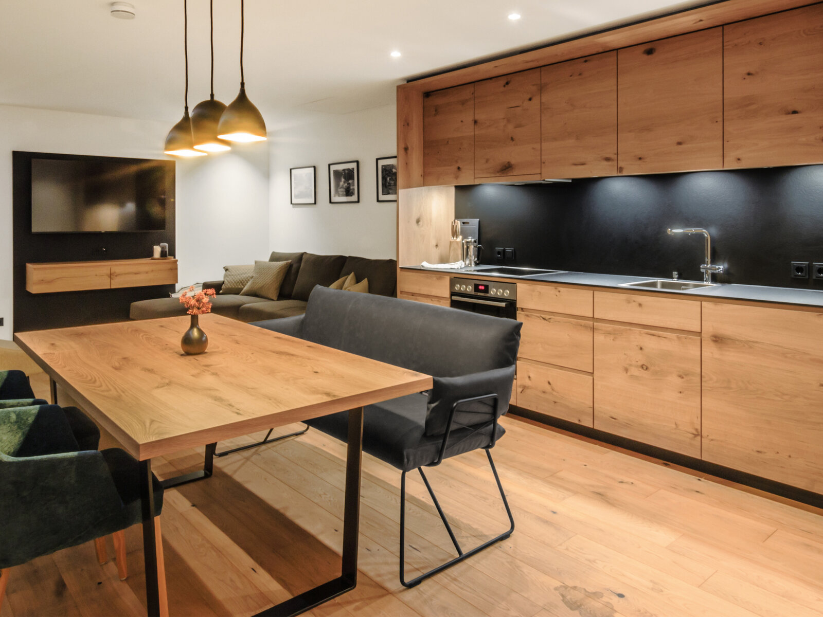zieflekoch Wirthshof Chalets Küche Esszimmer Essbereich Wohnzimmer WohnraumHolz
