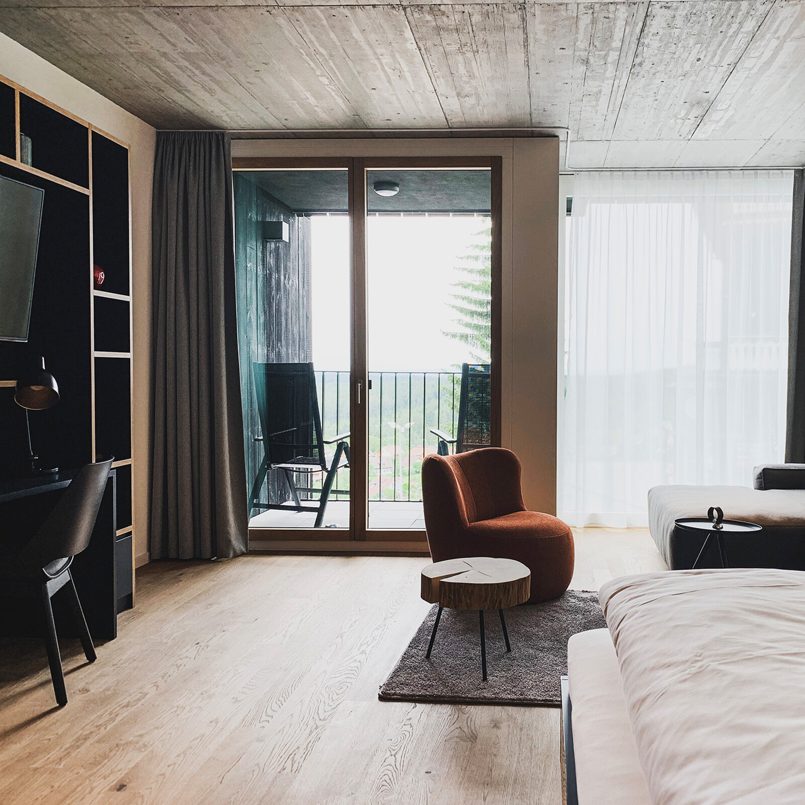 zieflekoch Hotel Fritz Lauterbad Zimmer Schlafzimmer Bett Doppelbett Couch Sofa Balkon Holz Beton Industrie