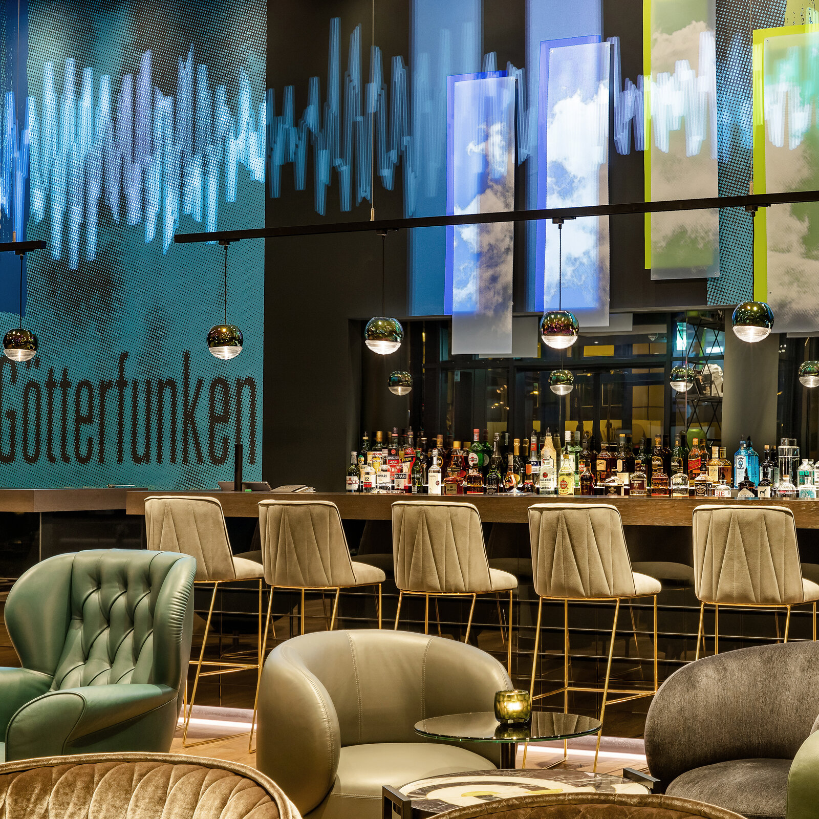 zieflekoch Motel One Bonn Bar Restaurant Tische Stühle Götterfunken Sofas Barhocker Blau Grün Leder Samt Holz