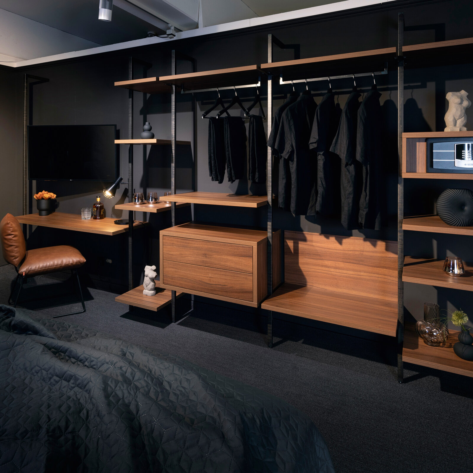 zieflekoch Musterzimmer Buzz Schreibtisch Neonschild Regal Garderobe